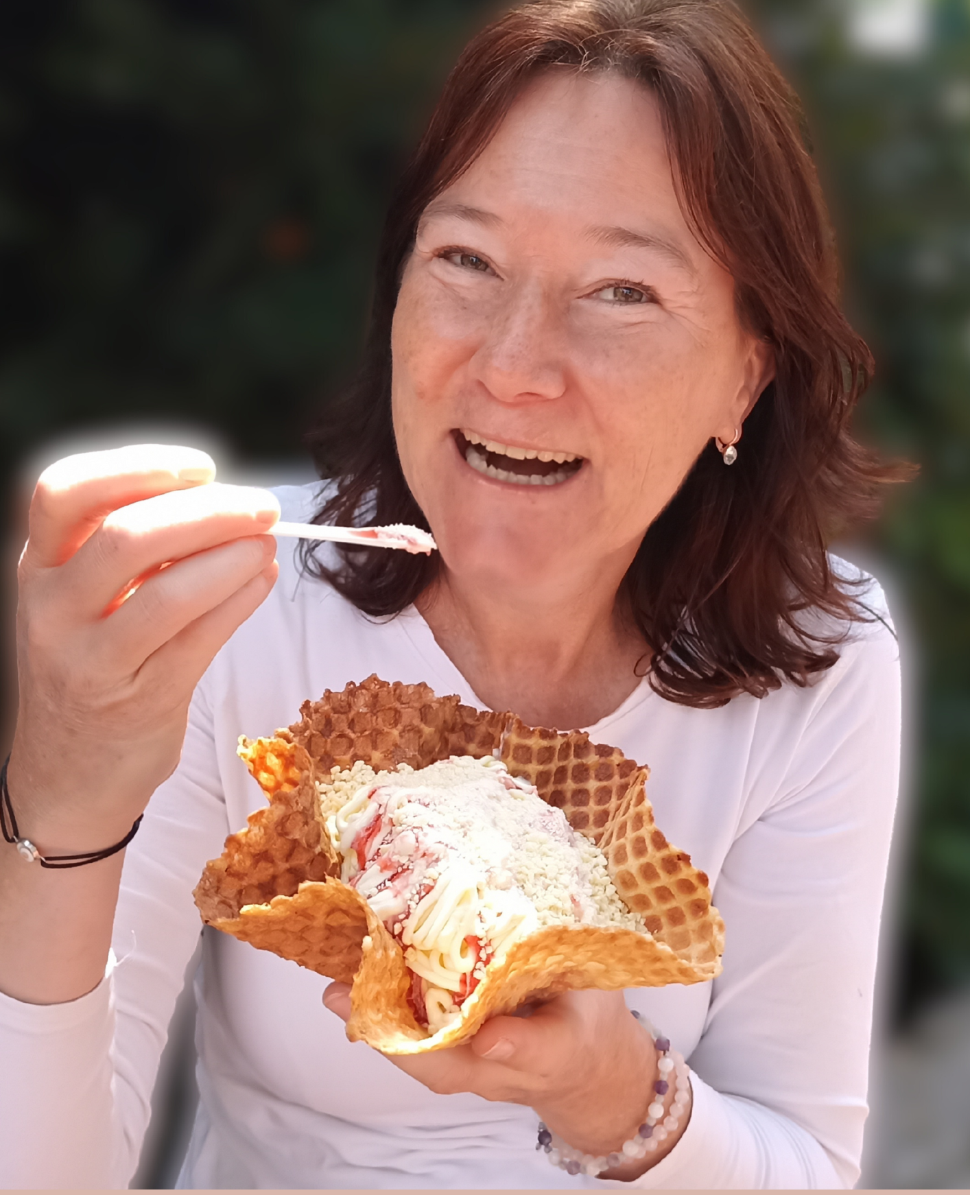 Simone isst genussvoll ein Spaghetti Eis