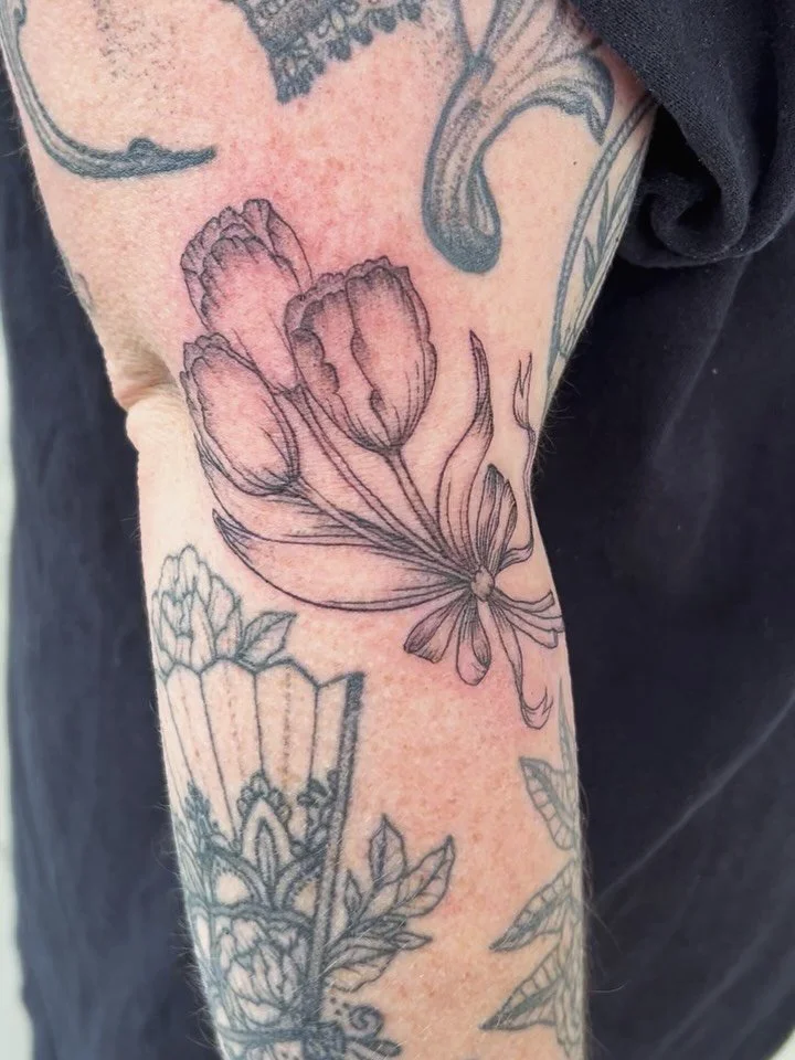 Ellen came to see me for three different projects while I was at Firefly and I was thrilled every time to hang out with her and add to her vintage beauty sleeve ✨💄💅🎀 We added this bouquet of tulips tied with a bow and got healed pictures of the ha