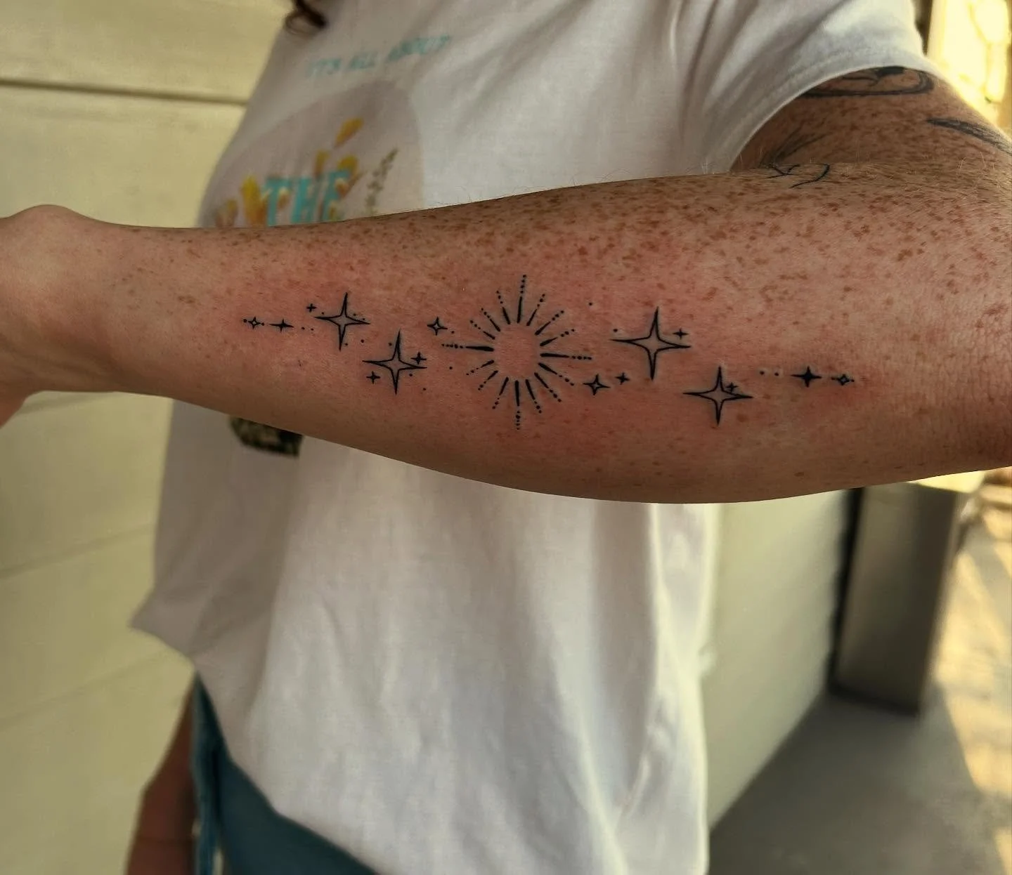 Shari got something like 10 tattoos from me and they&rsquo;re all these beautiful little delicate designs that we made unique together. Last couple photos are 2 months healed. This one in particular is so pretty and fits that spot so well ✨🌞✨

If ya