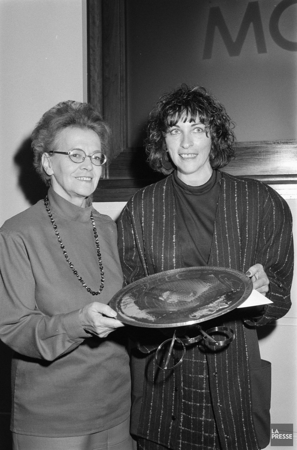 Fernande Saint-Martin remet le Prix Molson du roman 1988 à Francine d'Amour.