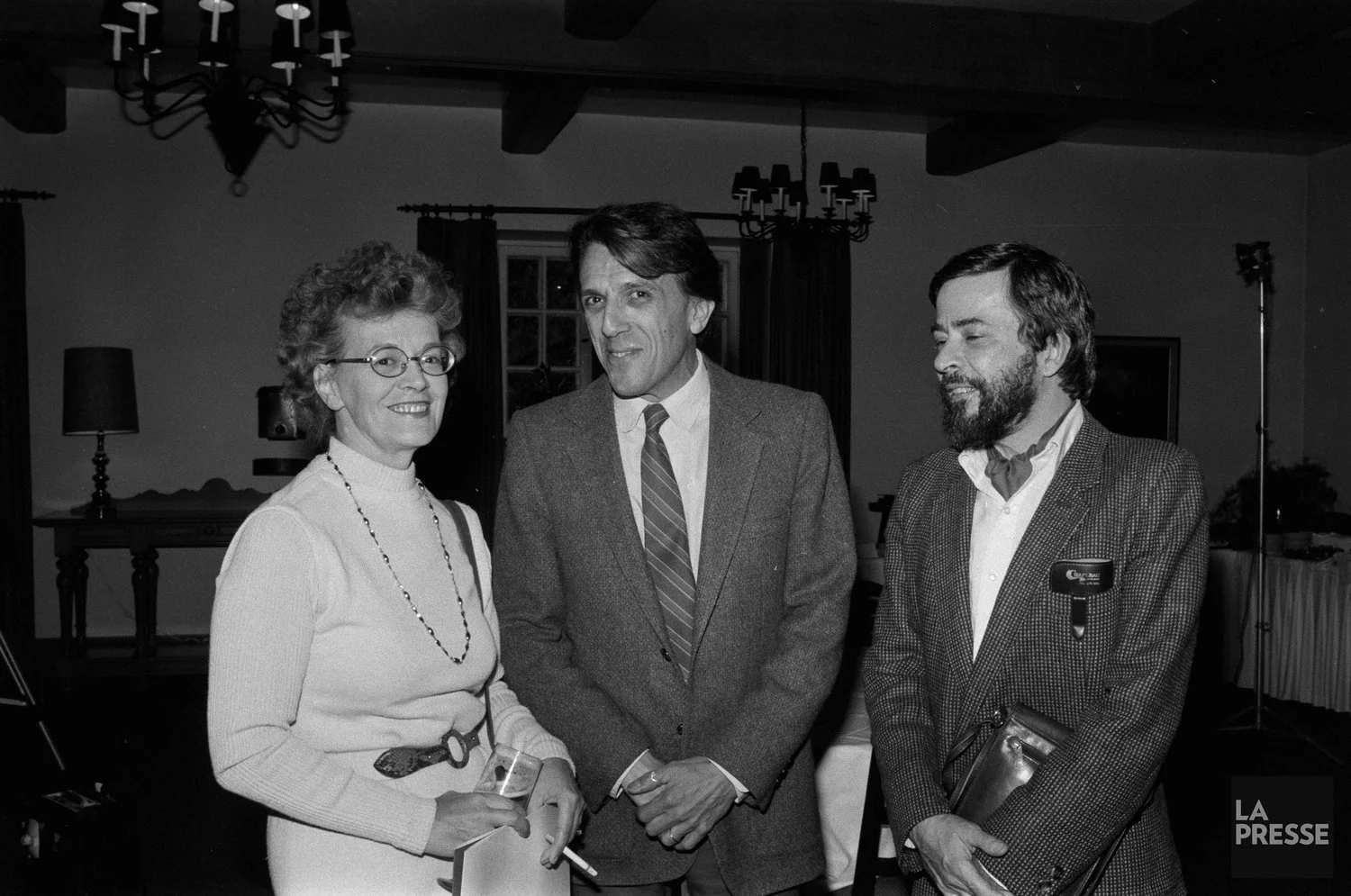 Fernande Saint-Martin remet le Prix Molson du roman 1983 à Jacques Folch-Ribas.