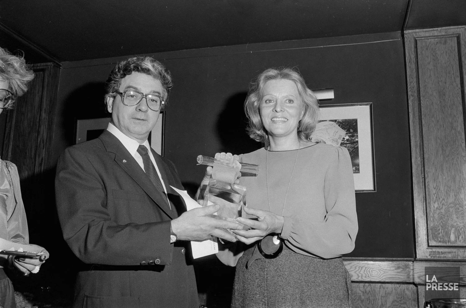 Jean-Guy Pilon remet le Prix Molson du roman 1984 à Madeleine Ouellette-Michalska.