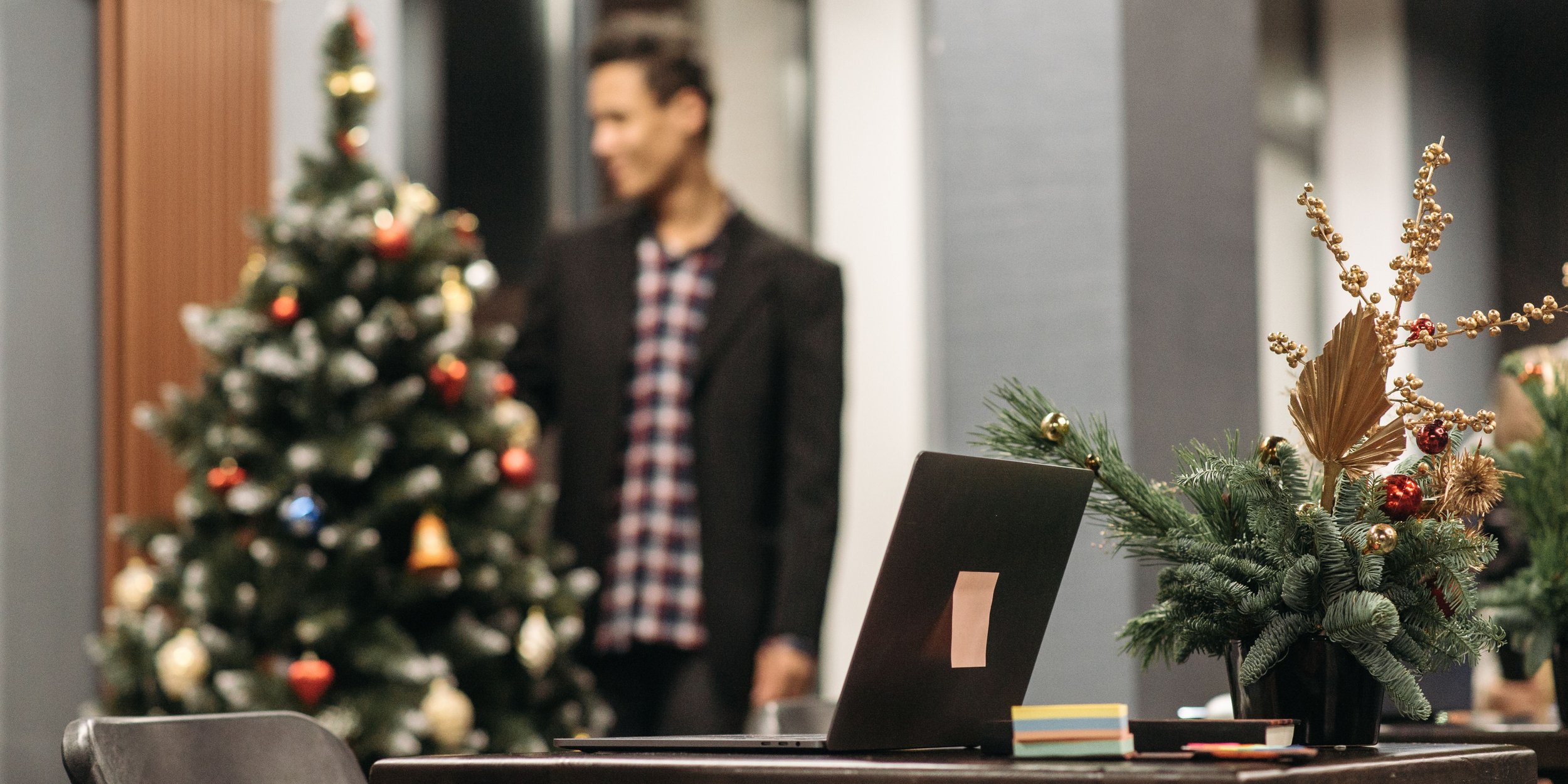 Streamline Your Season: Why Outsourcing Holiday Decorating Is a Smart Move for Businesses