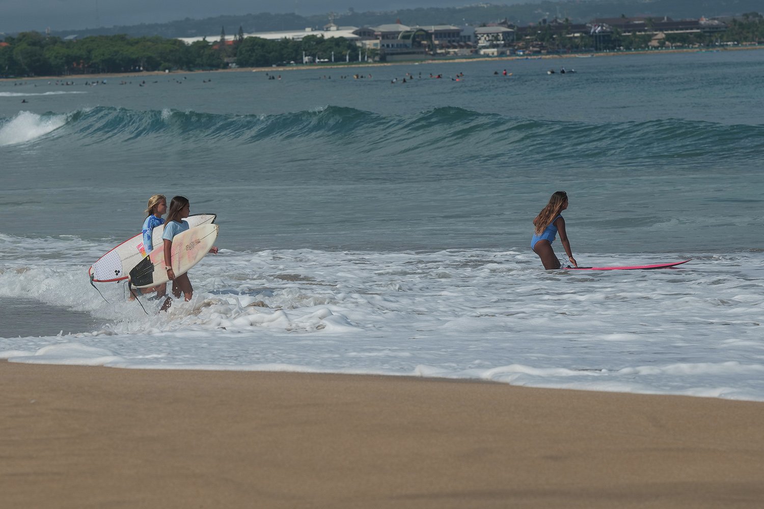 Girls can surf.jpg