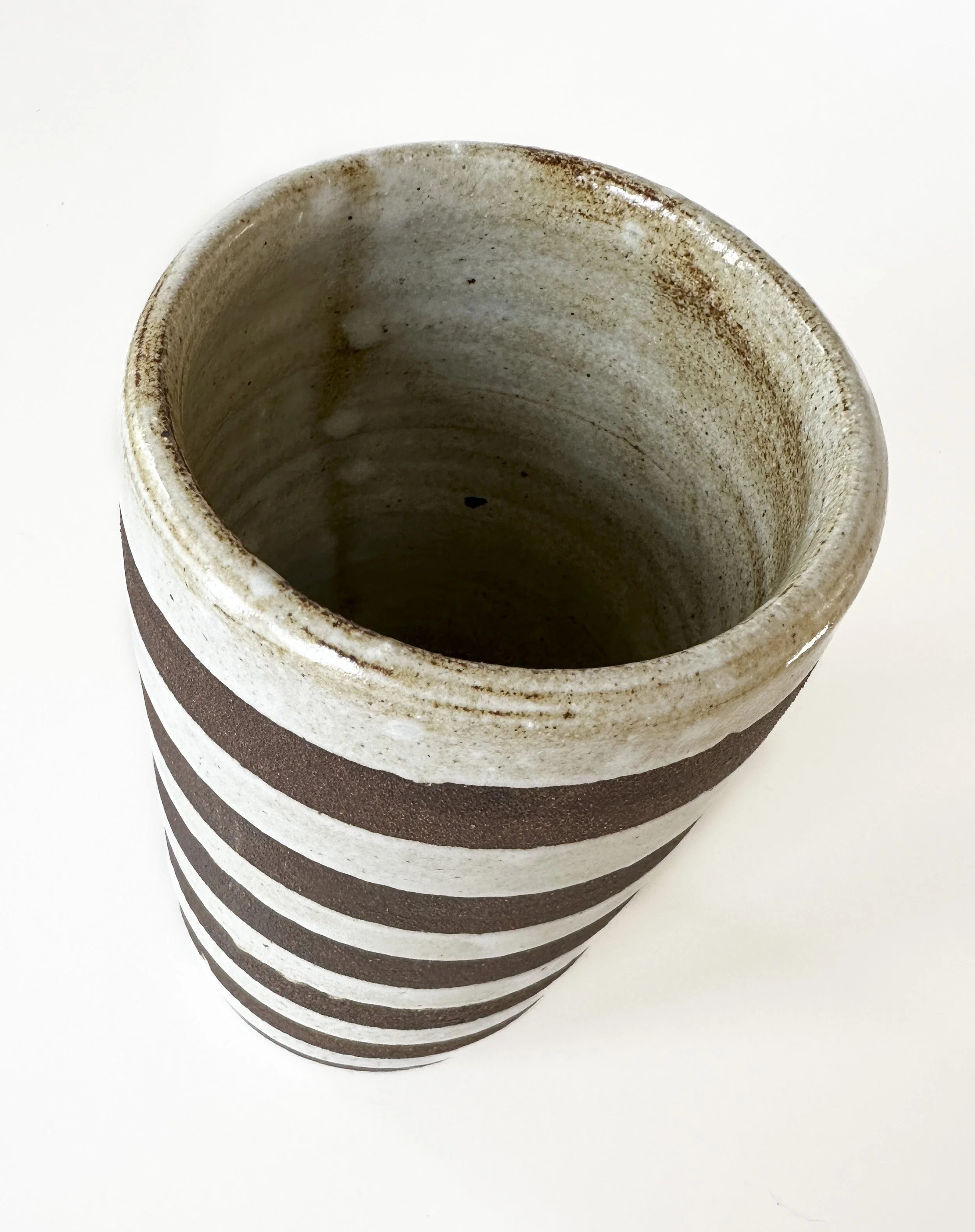 maybank_bayard_brown_white_vase_202602060131.jpg