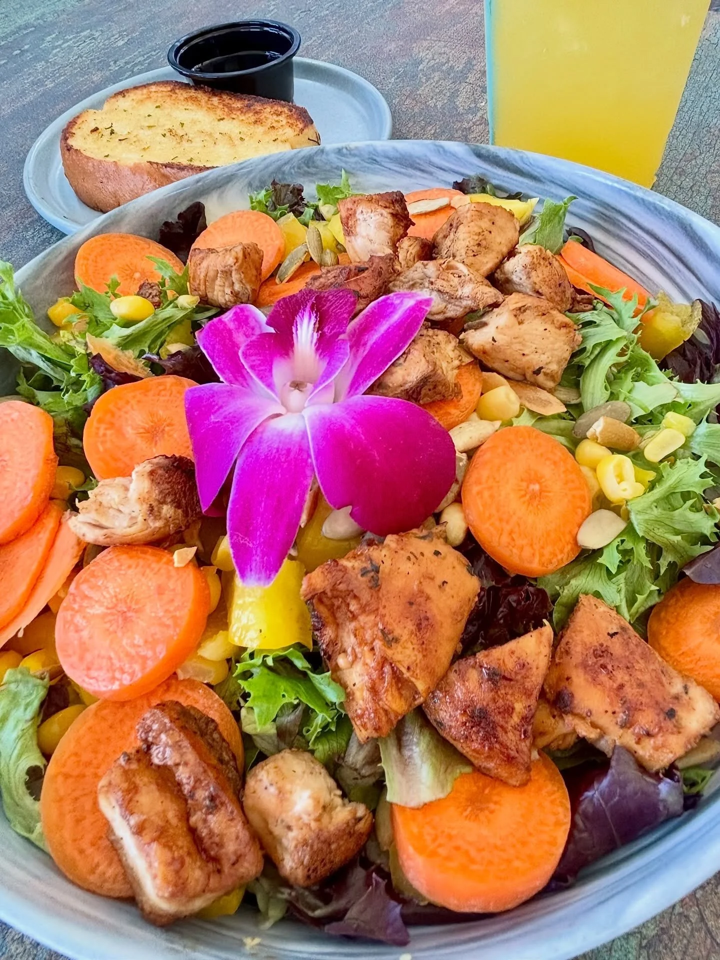 If you&rsquo;ve never been to @lunamunacafebar you need  to grab your bestie and plan a lunch asap💕

👇🏼 Tag your bestie below&hellip; if she doesn&rsquo;t 💗 your comment in 24 hours &hellip;she pays for lunch!

#lunchtime #keepstandrewssalty #lun