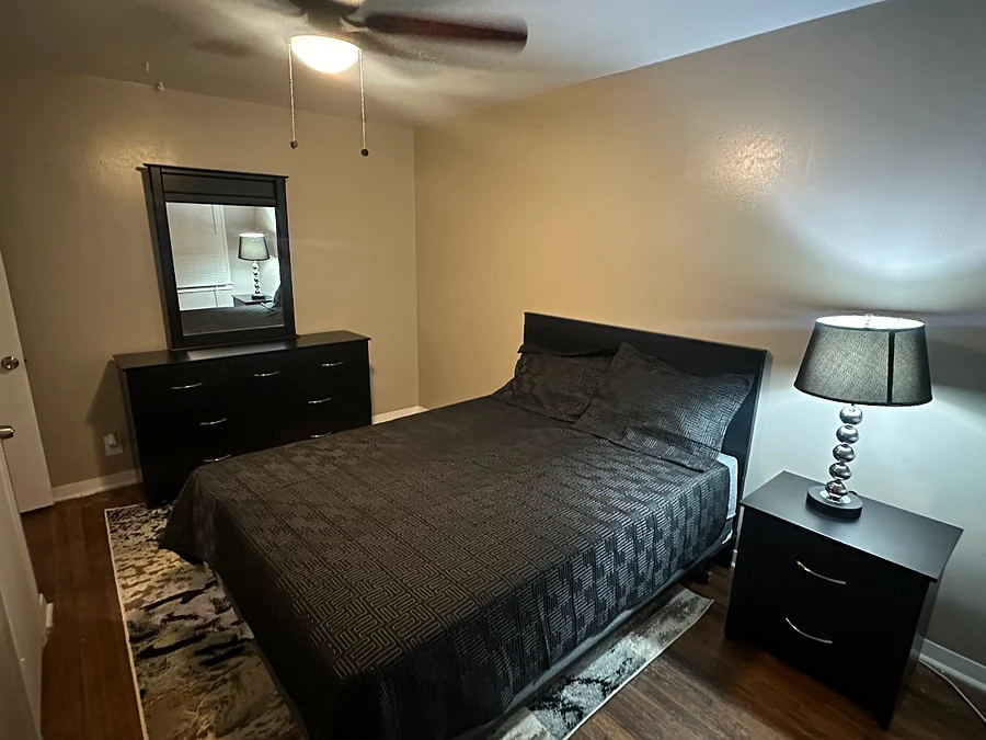 Master Bedroom
Queen Bed
 (walk-in closet not pictured)