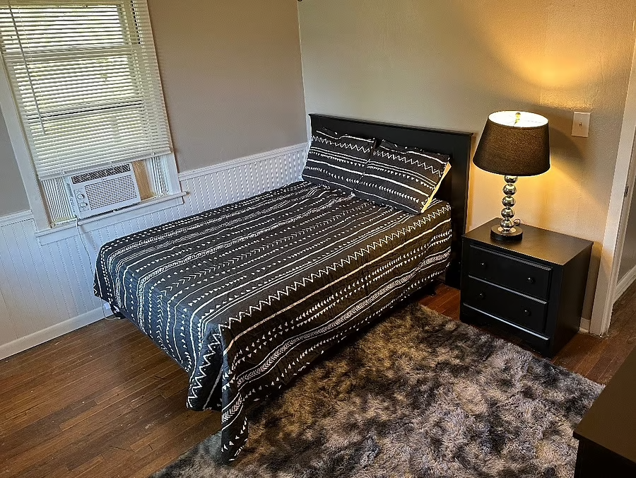 Bedroom 2
Full bed
Full size closet not pictured