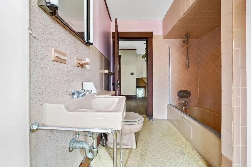 old master bath.JPEG