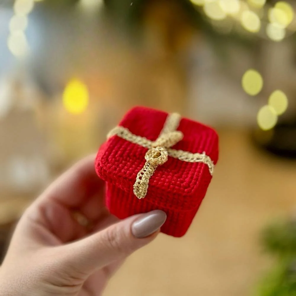 Christmas Gift Box Free Crochet Pattern