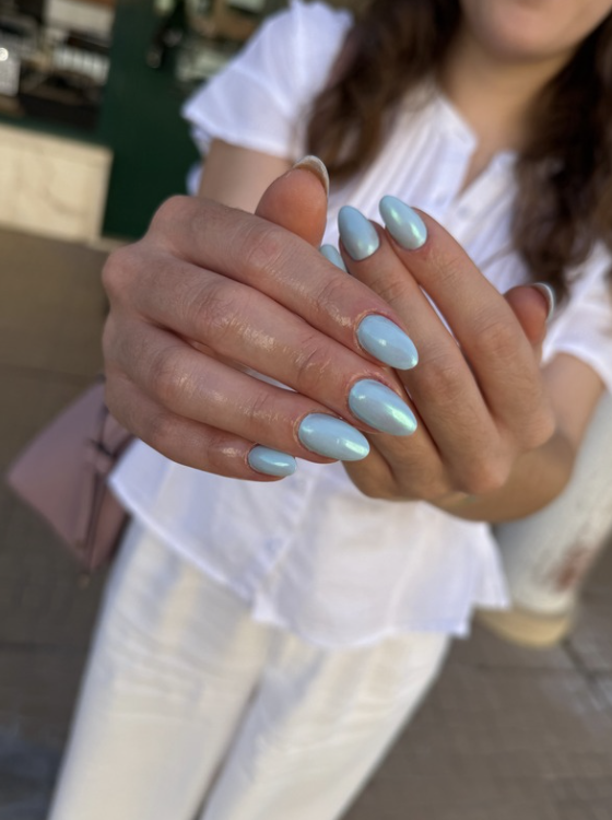 unhas peroladas em azul.