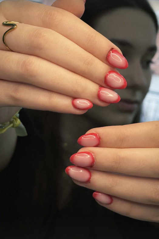aura nails em tons rosados.