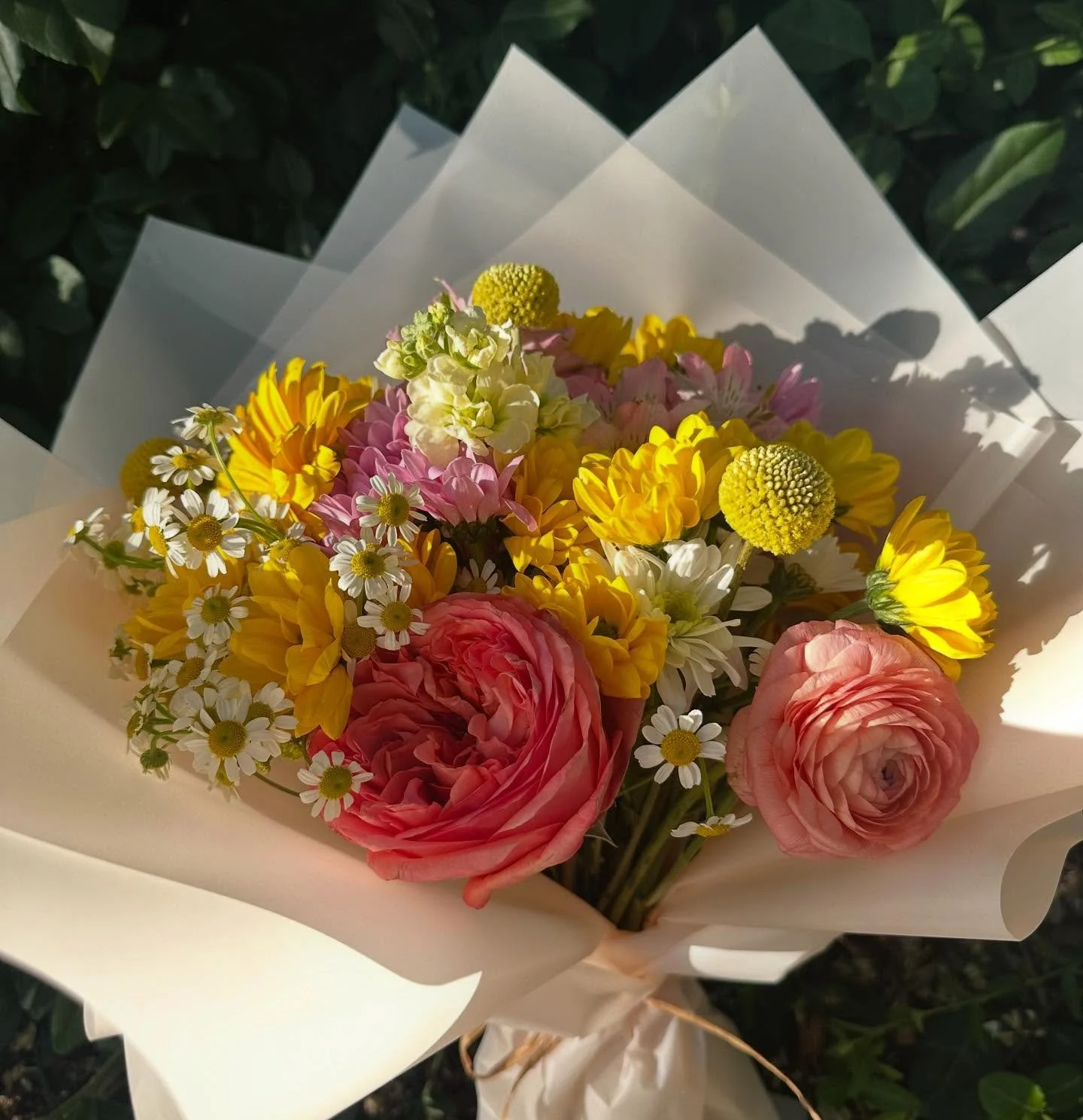 Welcome to Petal Ritual 🌿 A new kind of flower experience &mdash; slow, small-batch bouquets inspired by the season, designed with care, and dropped just once a month.

This one? A little ode to summer fruit and wild garden walks 🥭🍊🍉

#petalritua