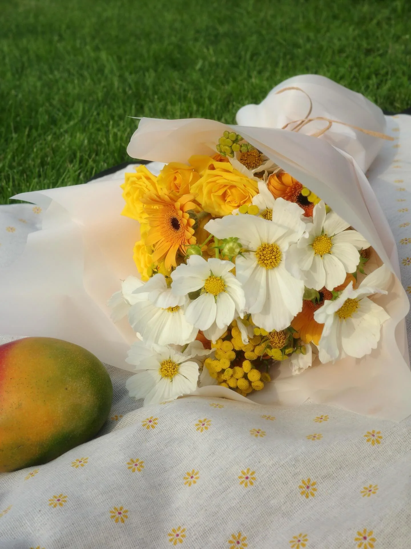 August tastes like mango sorbet. 🥭🌼

Limited bouquets, designed with love in NYC.

#petalritual #mangosorbet #nycflowers #seasonalbloom #slowflowers #flowerarrangements #bouquet #summerinthecity
