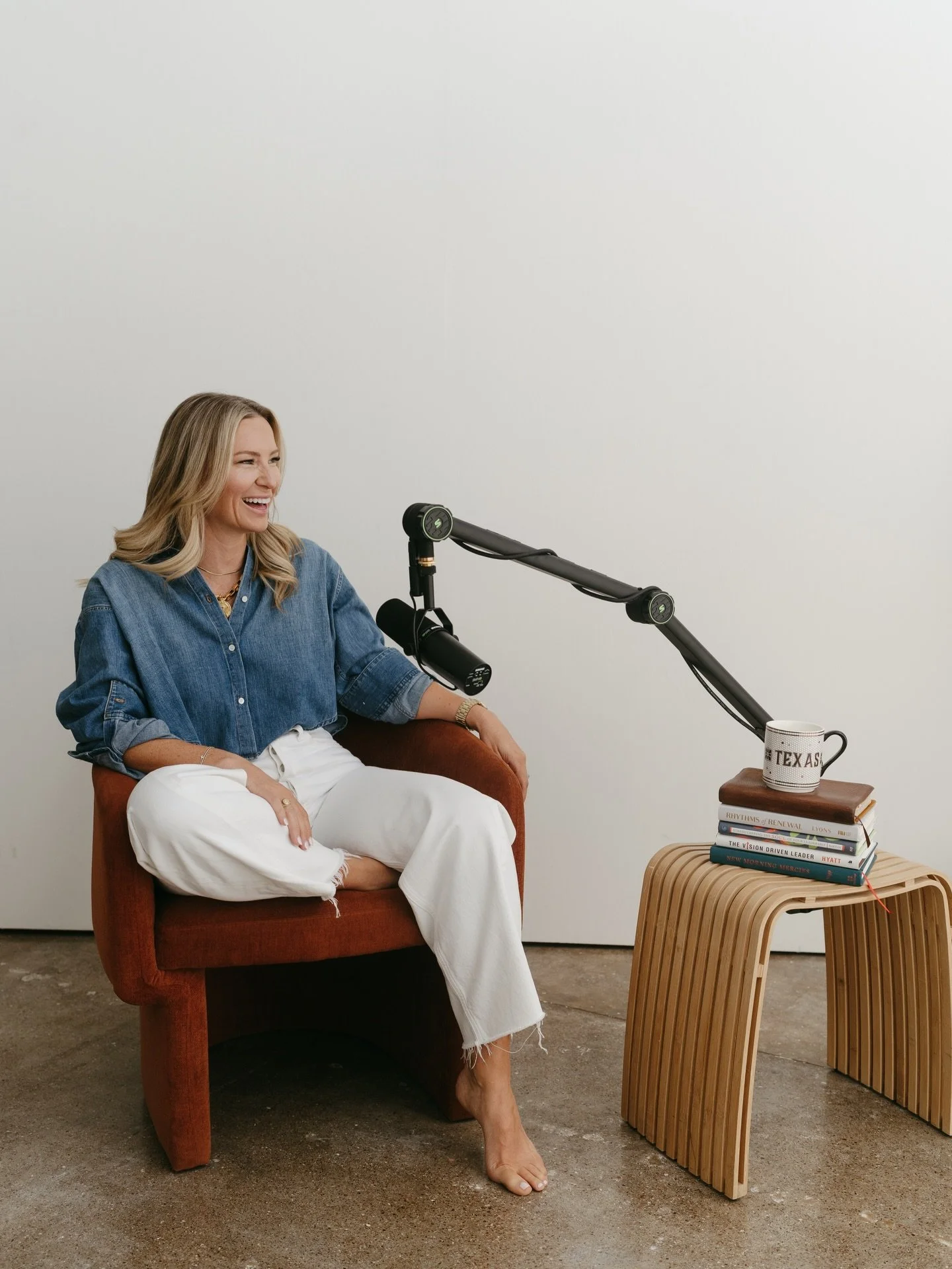 Nothing beats seeing a client step fully into her vision. Loved shooting these podcast photos and bringing her energy to life 🎙️✨