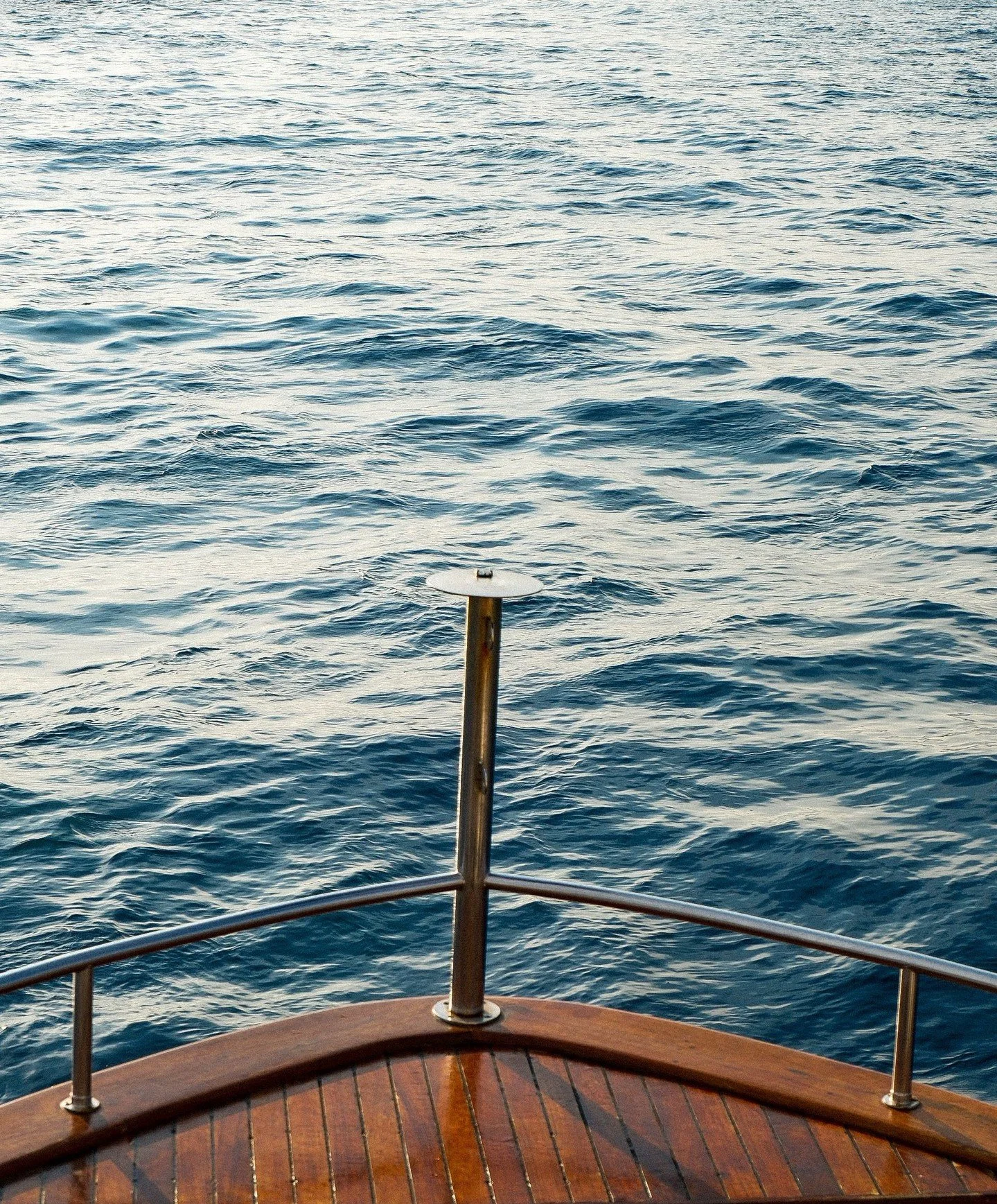 Across coastlines, calm arrives the same way it always has, with patience, warmth, and quiet rituals.⁠
⁠
From the Aegean to the Caspian.
⁠
Shop now at terzievi.com