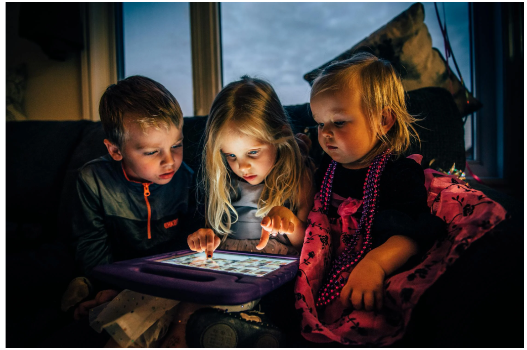 Managing Screen Time for Toddlers: Tips &amp; Alternatives