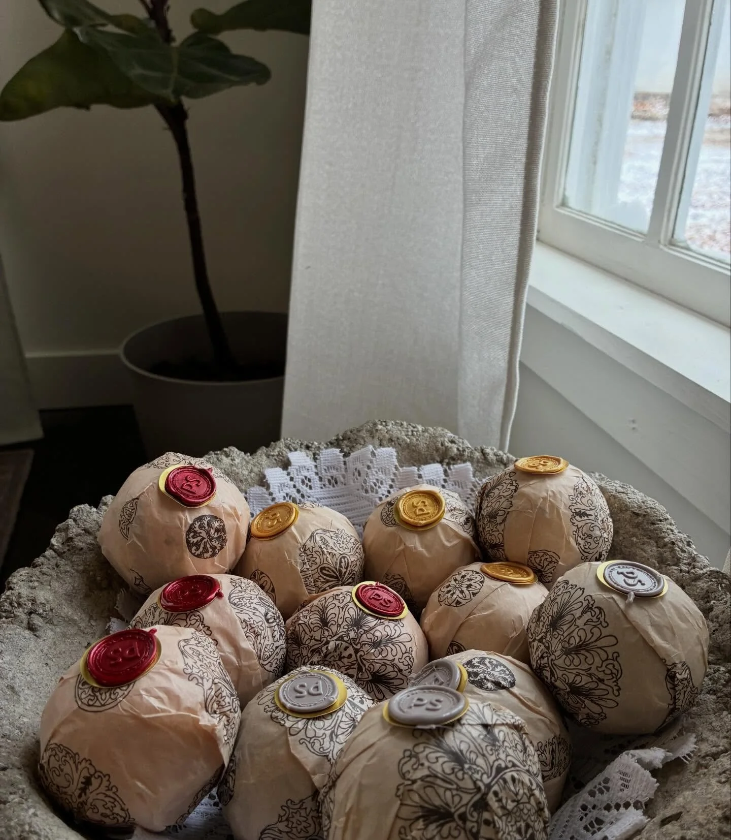 Book the Rose Cacao Ritual leave with a bath bomb ✨ These beauties from @potagersoap smell divine! I may just bring them on full time in the boutique space ☺️