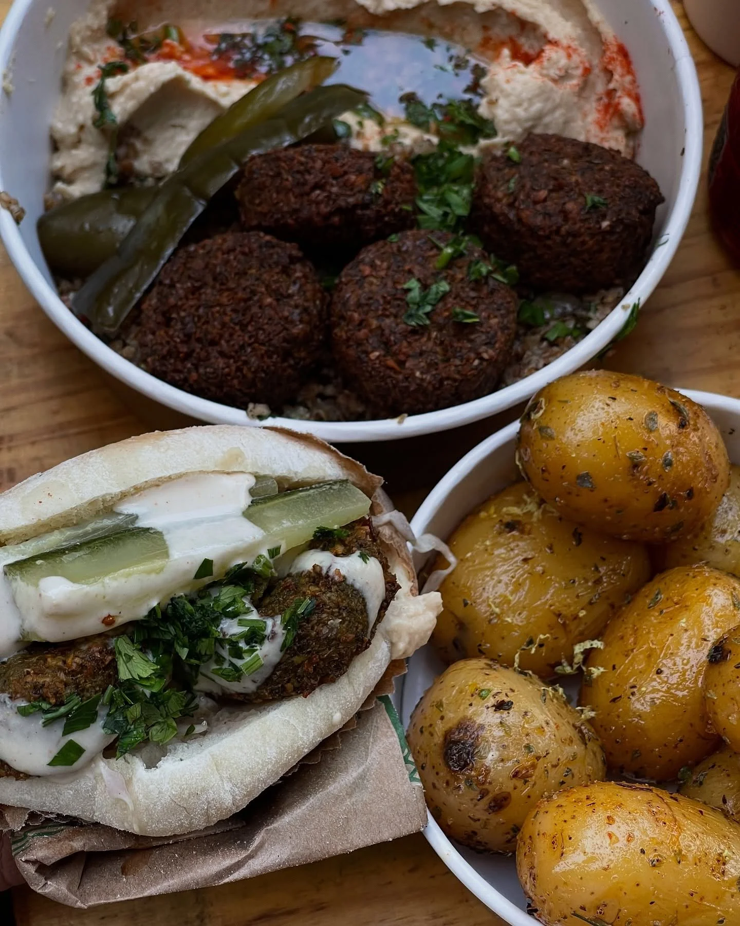 balc&atilde;o, centro

bem pr&oacute;ximo &agrave; pra&ccedil;a xv, no centro da cidade, temos o @balcao.oficial, parada perfeita e descontra&iacute;da para uma boa comida &aacute;rabe - seguindo a sequ&ecirc;ncia de &aacute;rabes do nosso guia - com