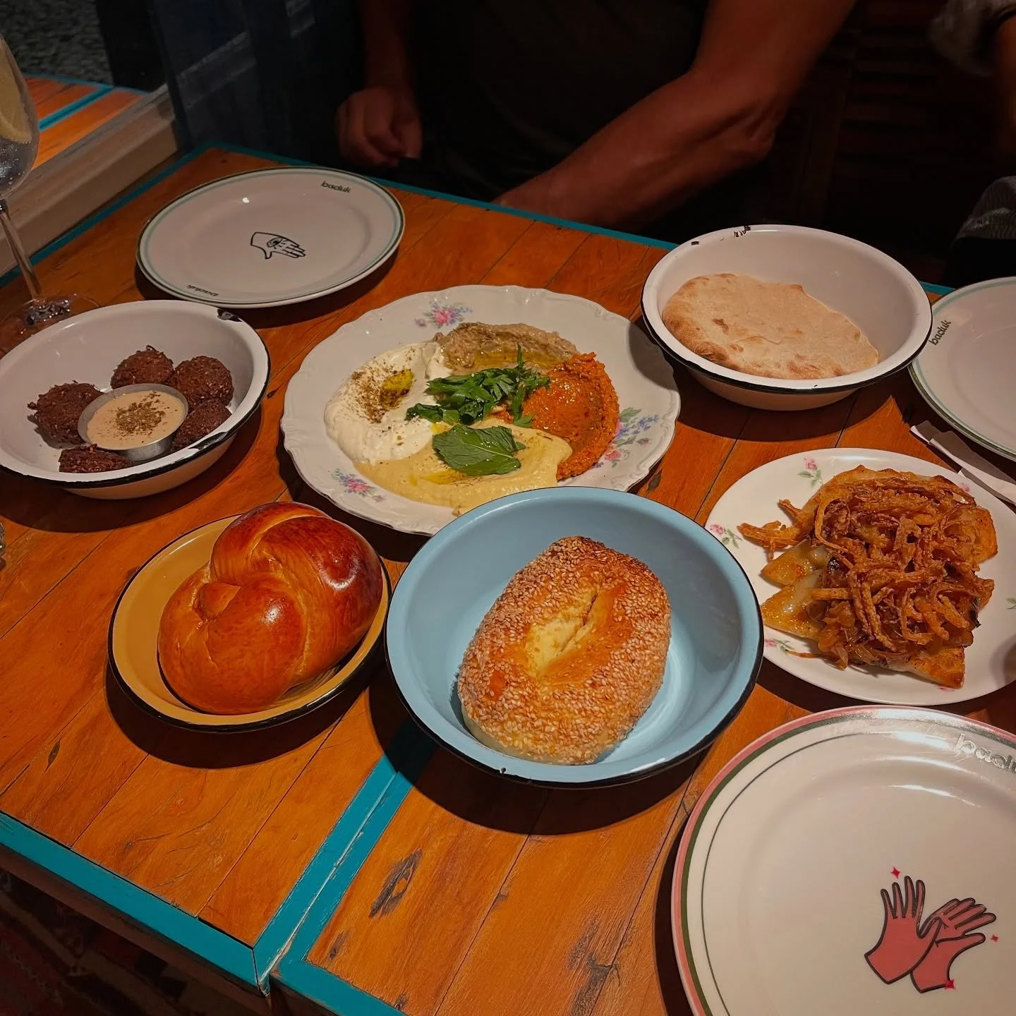 baduk, leblon

ap&oacute;s tr&ecirc;s dias ajudando a julia em sua mudan&ccedil;a no mesmo bairro, algo que se mostrou mais cansativo do que esper&aacute;vamos, fomos jantar eu, ela e o tio pedro - seu pai - no @badukcafeebar. dos mesmos donos do @pa