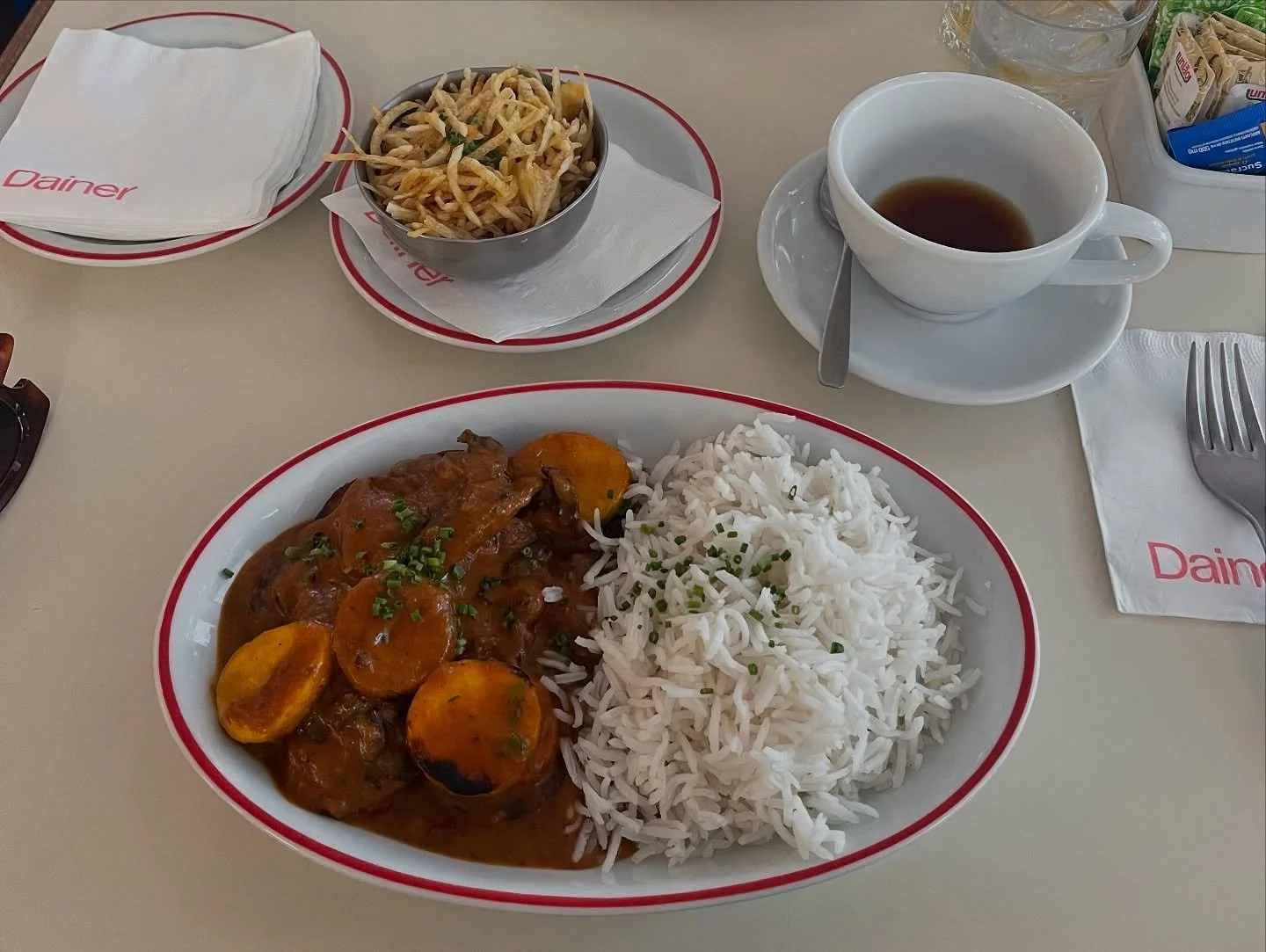 dainer, botafogo

@dainer.restaurante &eacute; sin&ocirc;nimo de dias felizes com pessoas que amo, e sempre sinto uma grande for&ccedil;a gravitacional vindo do card&aacute;pio que, apesar de ter somente 3 ou 4 op&ccedil;&otilde;es veganas de comida,