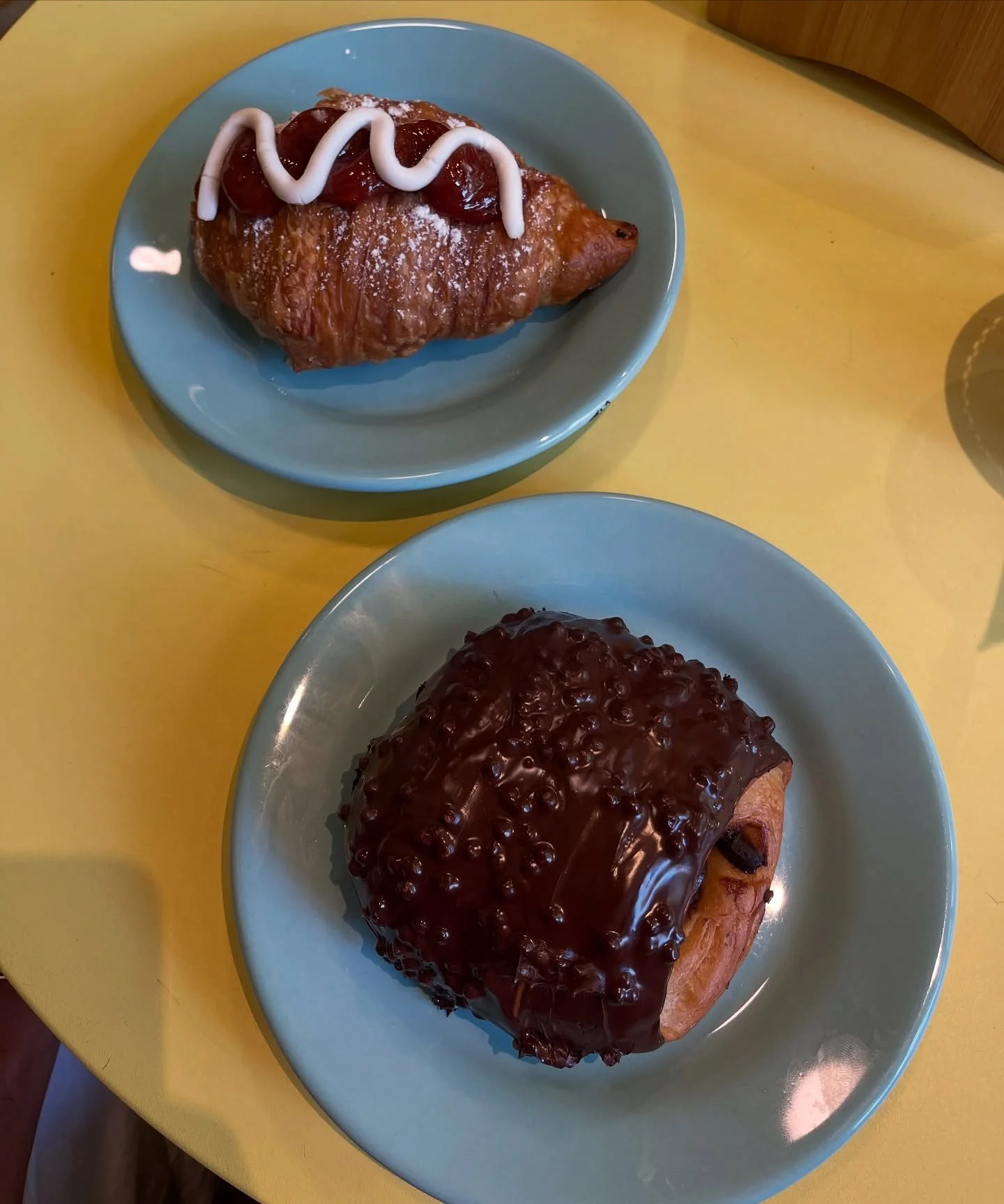 alva padaria, copanema

&agrave;s sextas, o @alvapadariaartesanal assa fornadas veganas, com sabores doces e salgados de massas folhadas e p&atilde;ezinhos de diferentes tipos. fiquei tentado em ir no com queijo, consideramos o cinnamon roll, mas opt