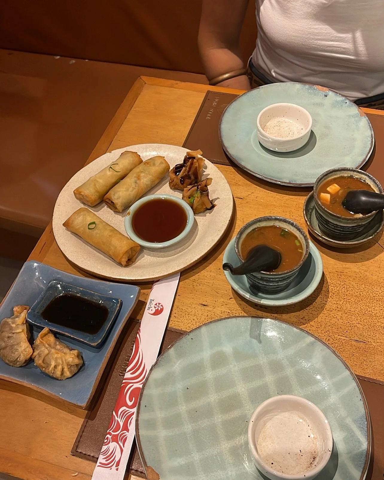 sushiterra, laranjeiras

clara sonhou com sushi, e em busca do sushi fomos. o escolhido foi o sushiterra, uma linda casinha pr&oacute;xima &agrave; s&atilde;o salvador.

o atendimento inicia meio confuso, mas querido. decidimos ir de rod&iacute;zios,