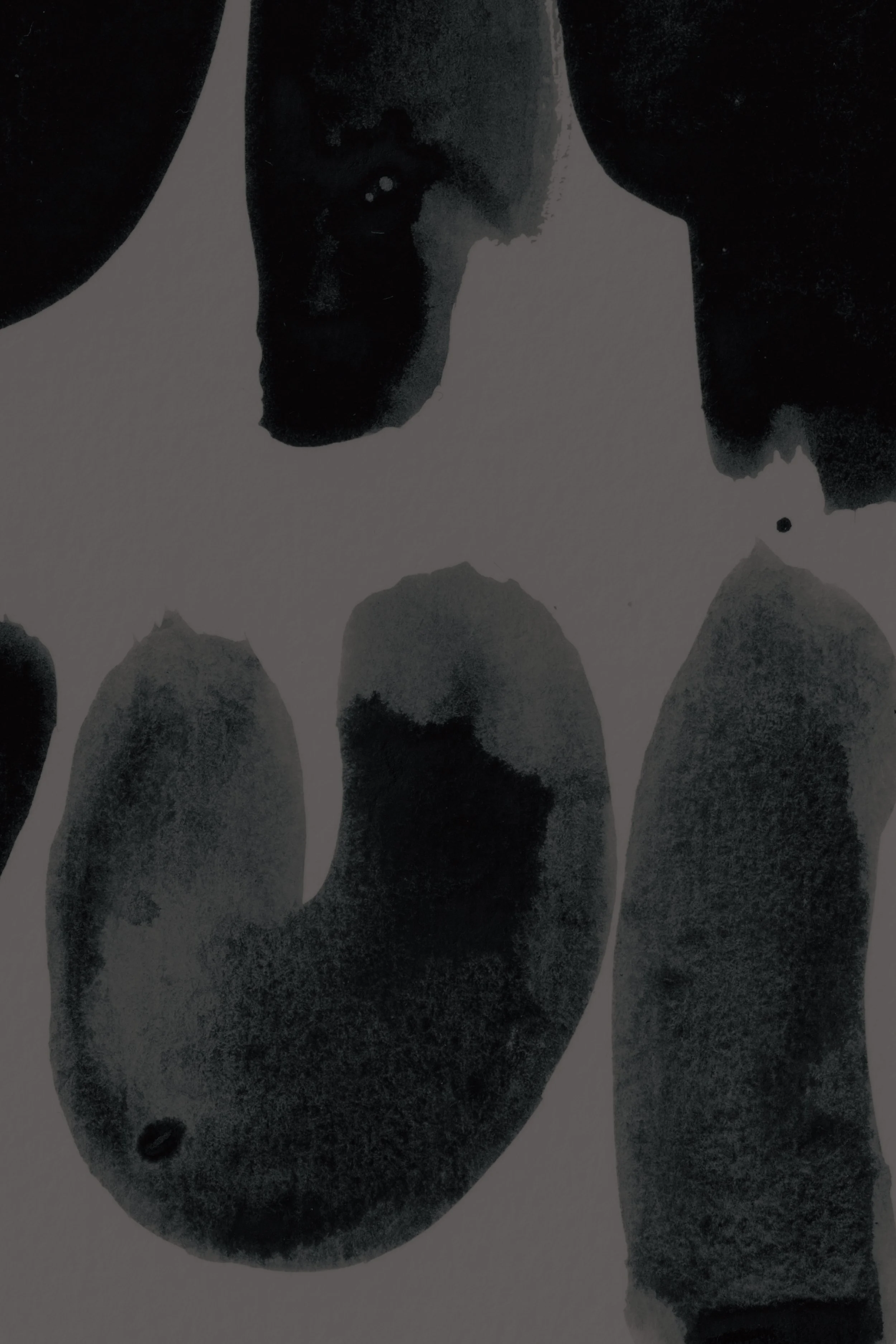 小樽群青のティールーム【翠】の包装紙に展開した、墨で描かれた抽象パターン。有機的な形と余白がリズムを生む構成 / Abstract sumi ink pattern developed for the wrapping paper of Otaru Gunjo Tearoom “Midori”, featuring organic forms and rhythmic spacing.