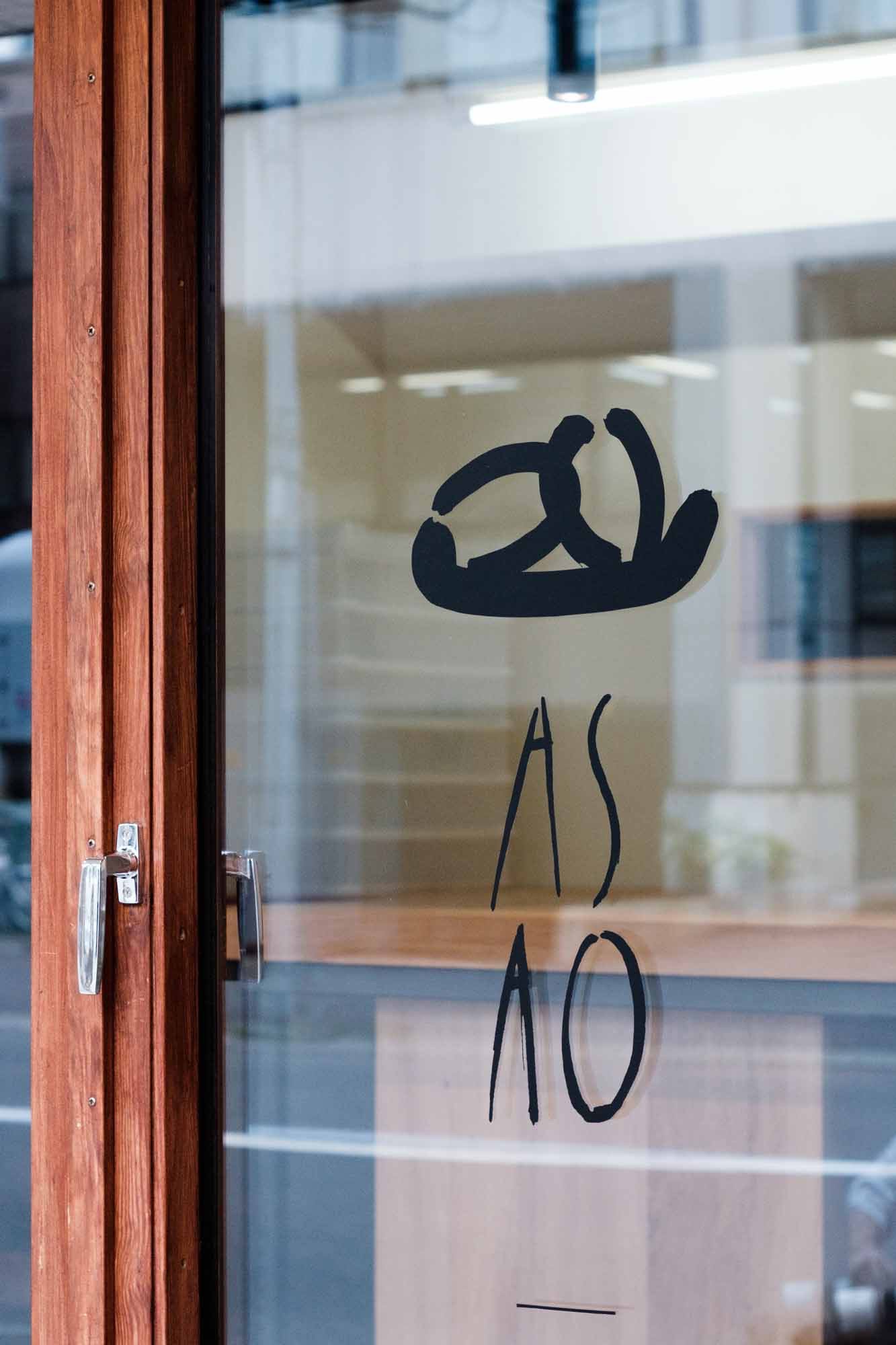 店舗のガラスに描かれたASAOロゴのアップ。ASAO bakery logo applied to the shop’s front glass.