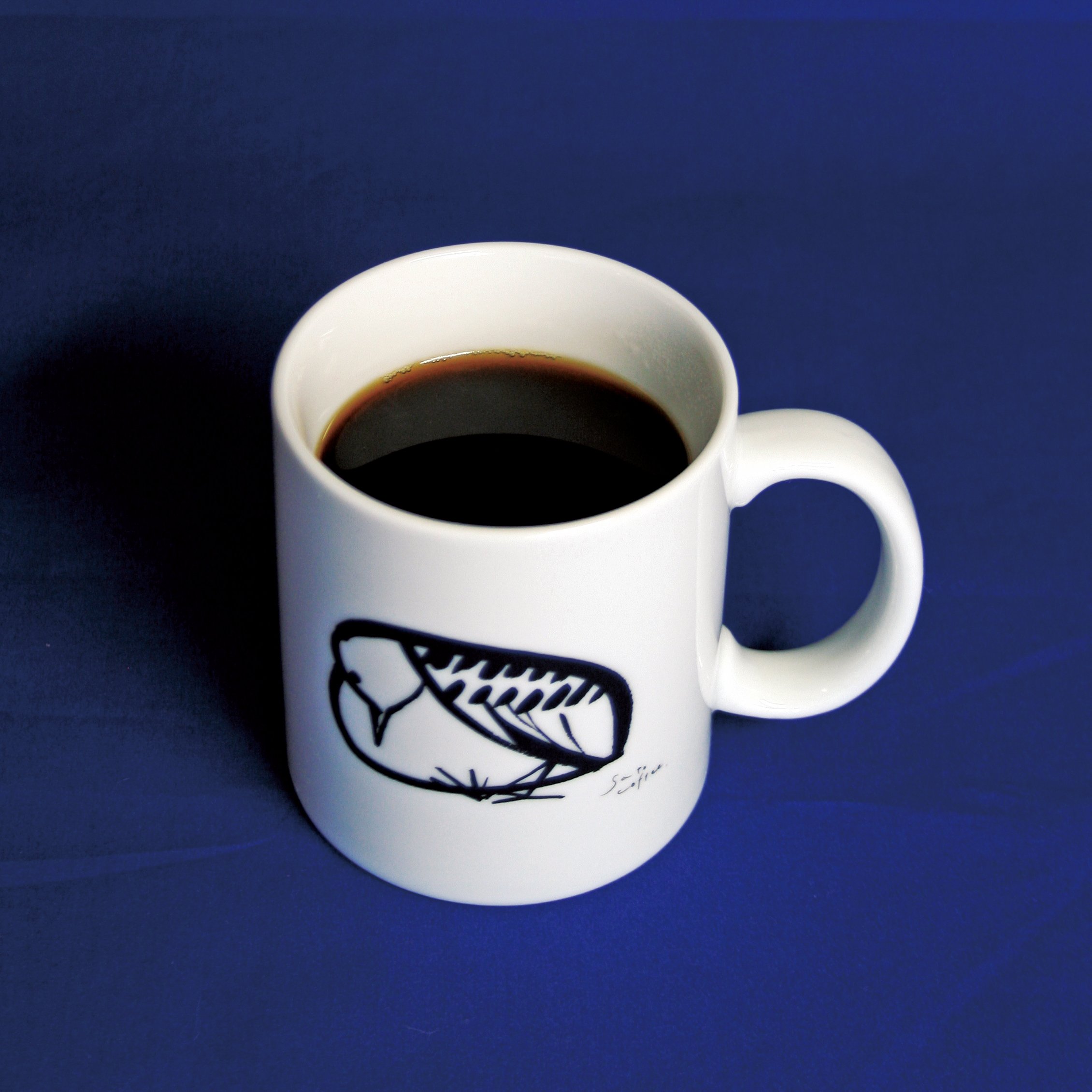 SATO COFFEEのマグカップ。鳥のイラストが印象的。モノクロの構成で、ギフトとしても活用される場面の多かったカップです。