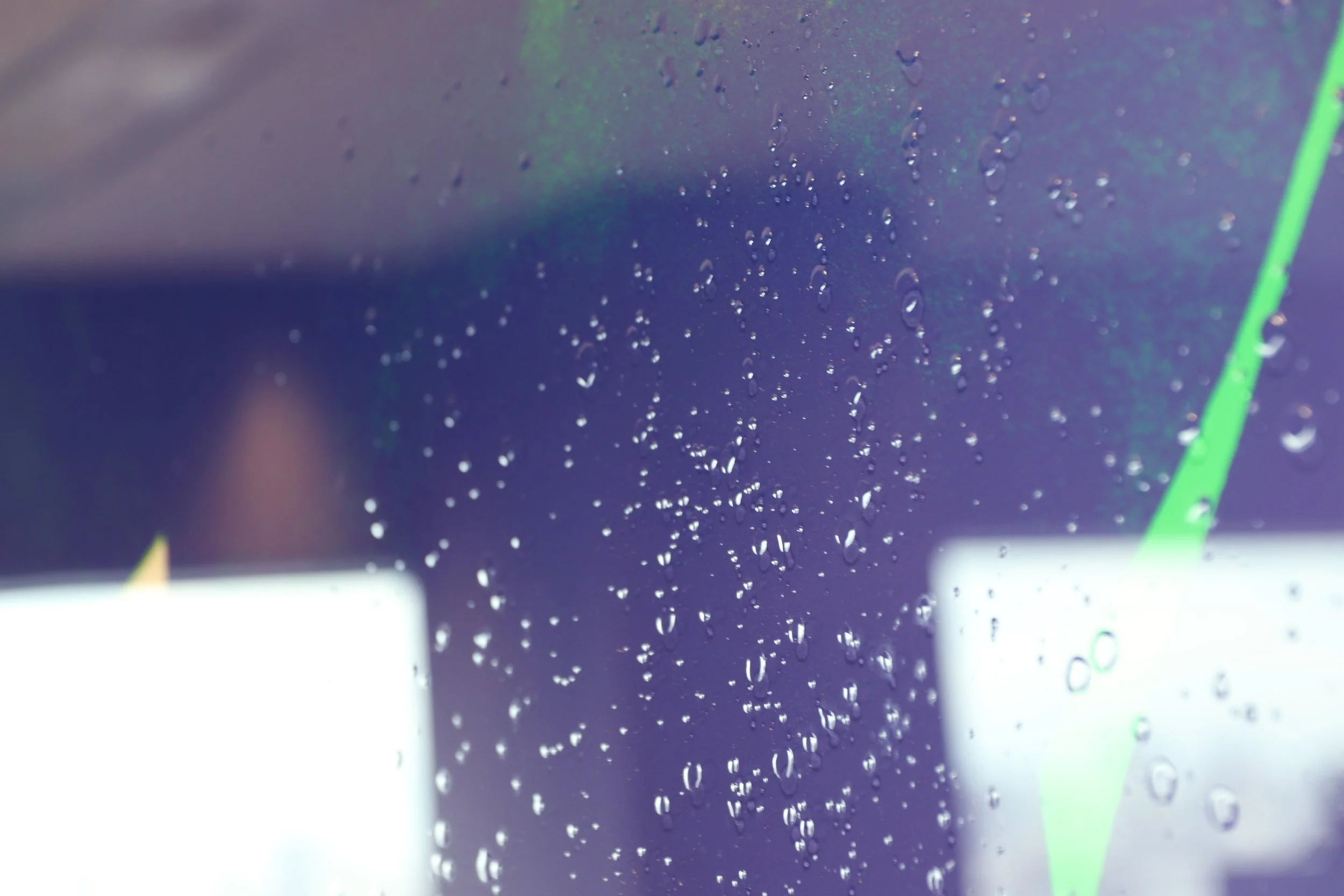 サトウアサミのアートワークにおける色彩の細部。重なり合うブルーのインクと、飛沫が作り出すテクスチャー。一つひとつの空間に合わせて再構築される一点物のデザイン。