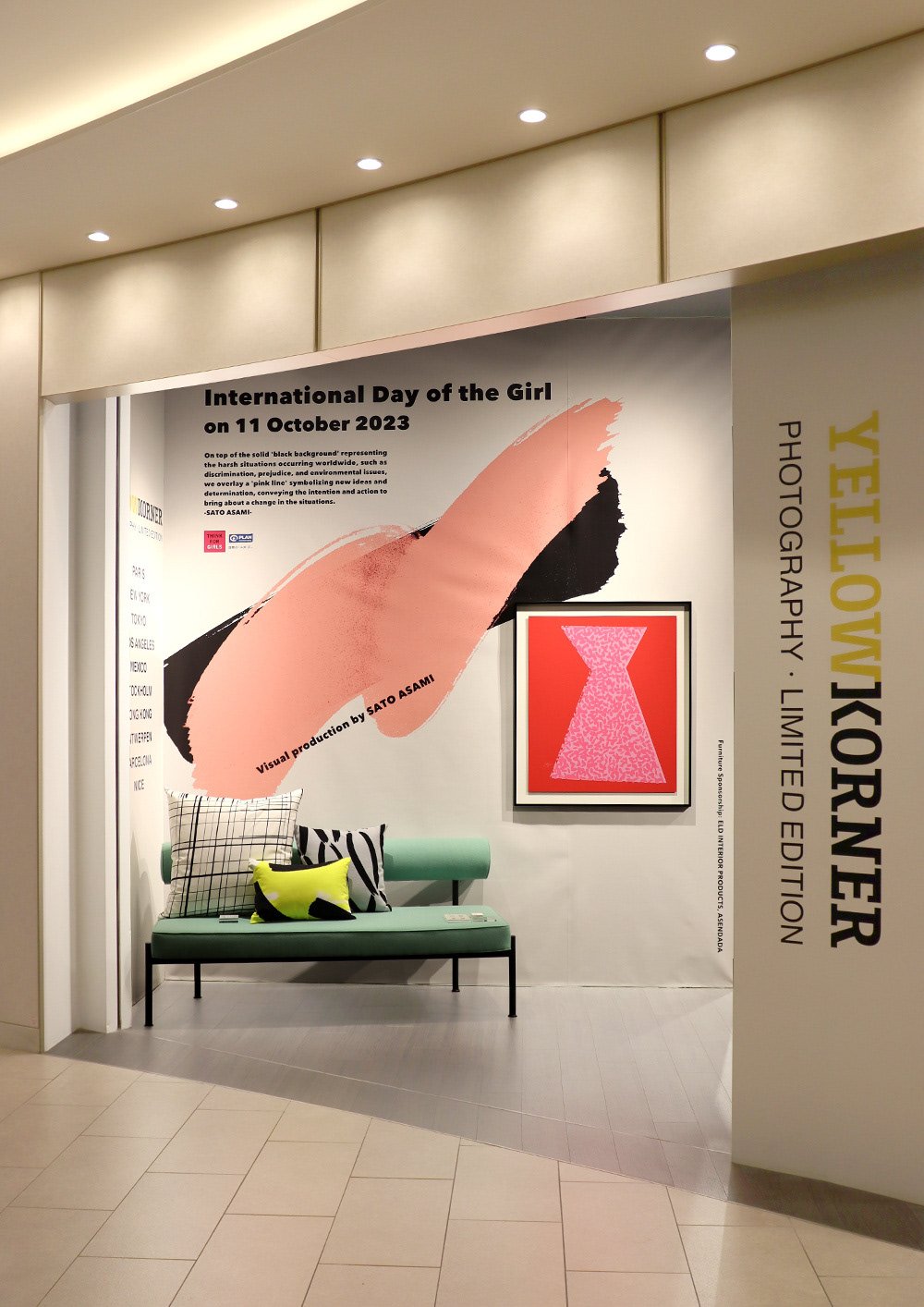 サトウアサミのアートワークによる「国際ガールズ・デー」インスタレーション。Storefront installation for International Day of the Girl at YELLOWKORNER, featuring Asami Sato's artwork.