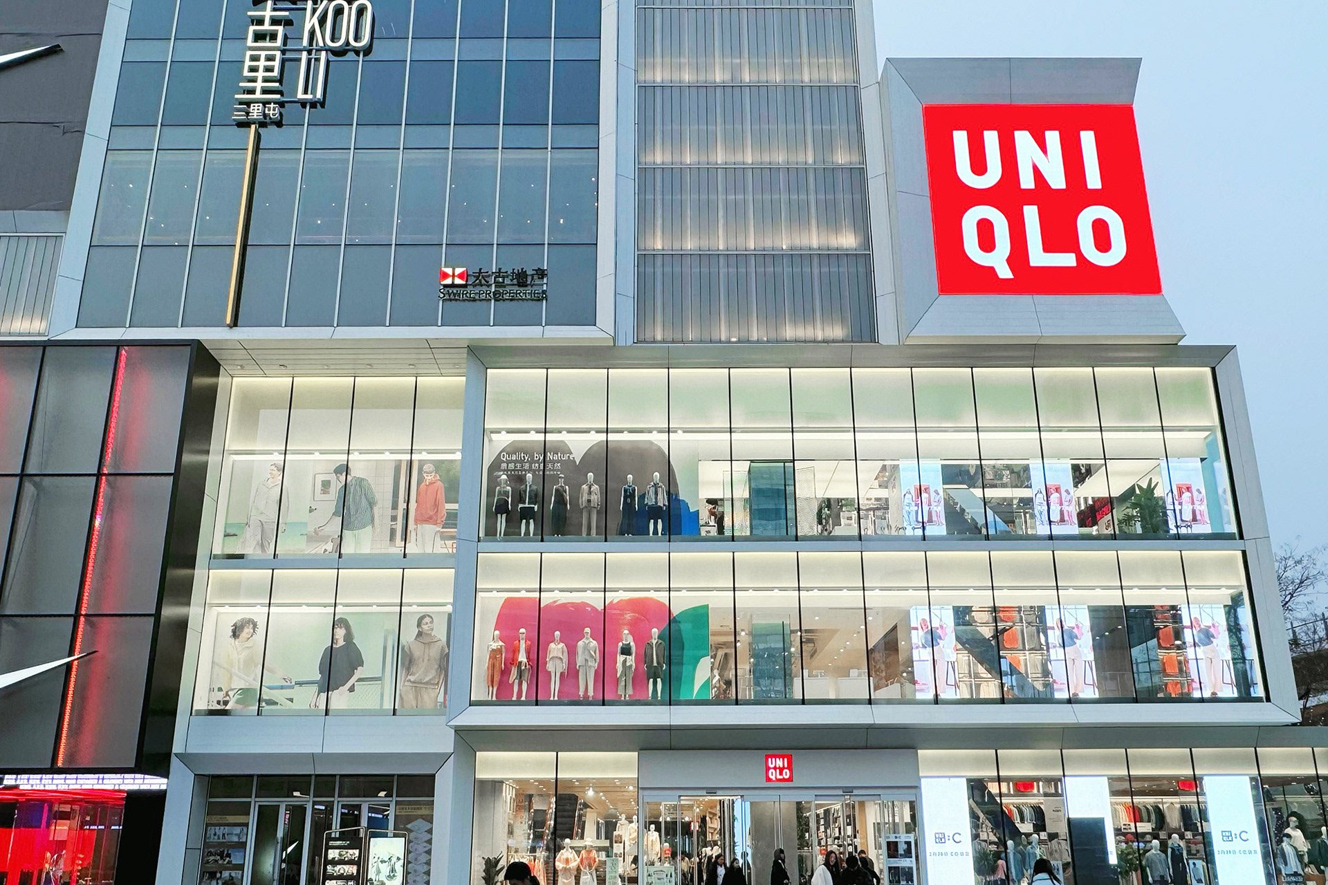 UNIQLO中国・三里屯の大型店舗外観。各階にサトウアサミによる春夏のビジュアルアートが展開されたファサード。UNIQLO flagship store in Sanlitun, China, with full façade featuring 2025 Spring/Summer visual art campaign by Asami Sato on each floor