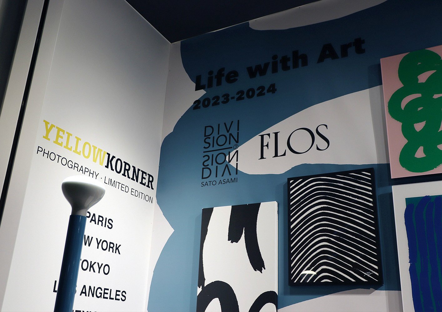 「Life with Art 2023–2024」展示の壁面に掲示されたクレジットロゴ。YELLOWKORNER、FLOS、division3などのロゴが並ぶ。Wall view from the “Life with Art 2023–2024” exhibition featuring credit logos for YELLOWKORNER, FLOS, and division3.