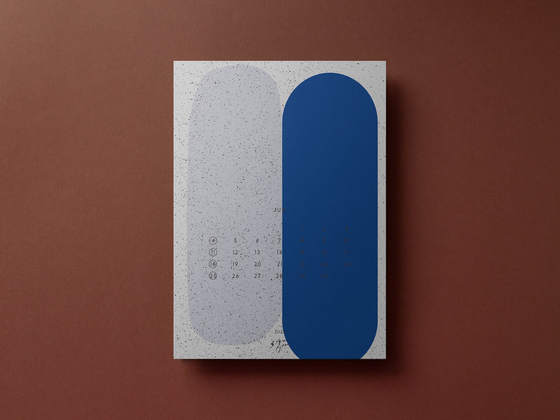 静けさとバランスを感じさせる、丸みを帯びた2つの形による6月の構成。Two rounded forms in contrasting colors suggest calm and equilibrium in this June composition.