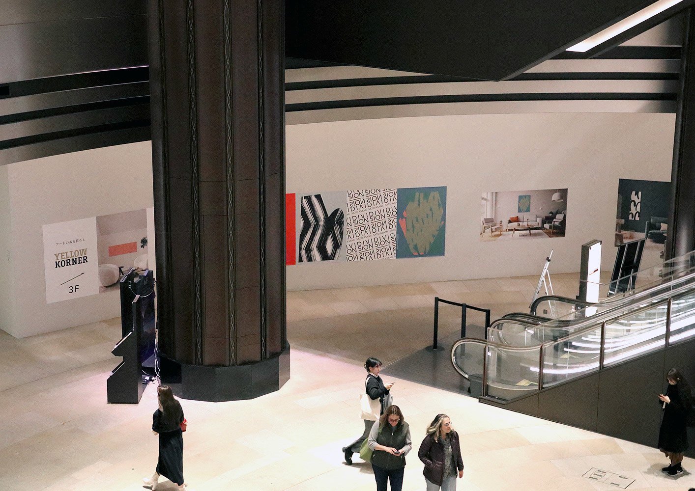 東京ミッドタウン日比谷の地下エントランスにて展開された、SATO ASAMI「DIVISION」シリーズの展示風景。YELLOW KORNERによるアートウォールプロジェクト。Exhibition view of the “DIVISION” series by SATO ASAMI at the underground entrance of Tokyo Midtown Hibiya, presented by YELLOW KORNER as part of their art wall p
