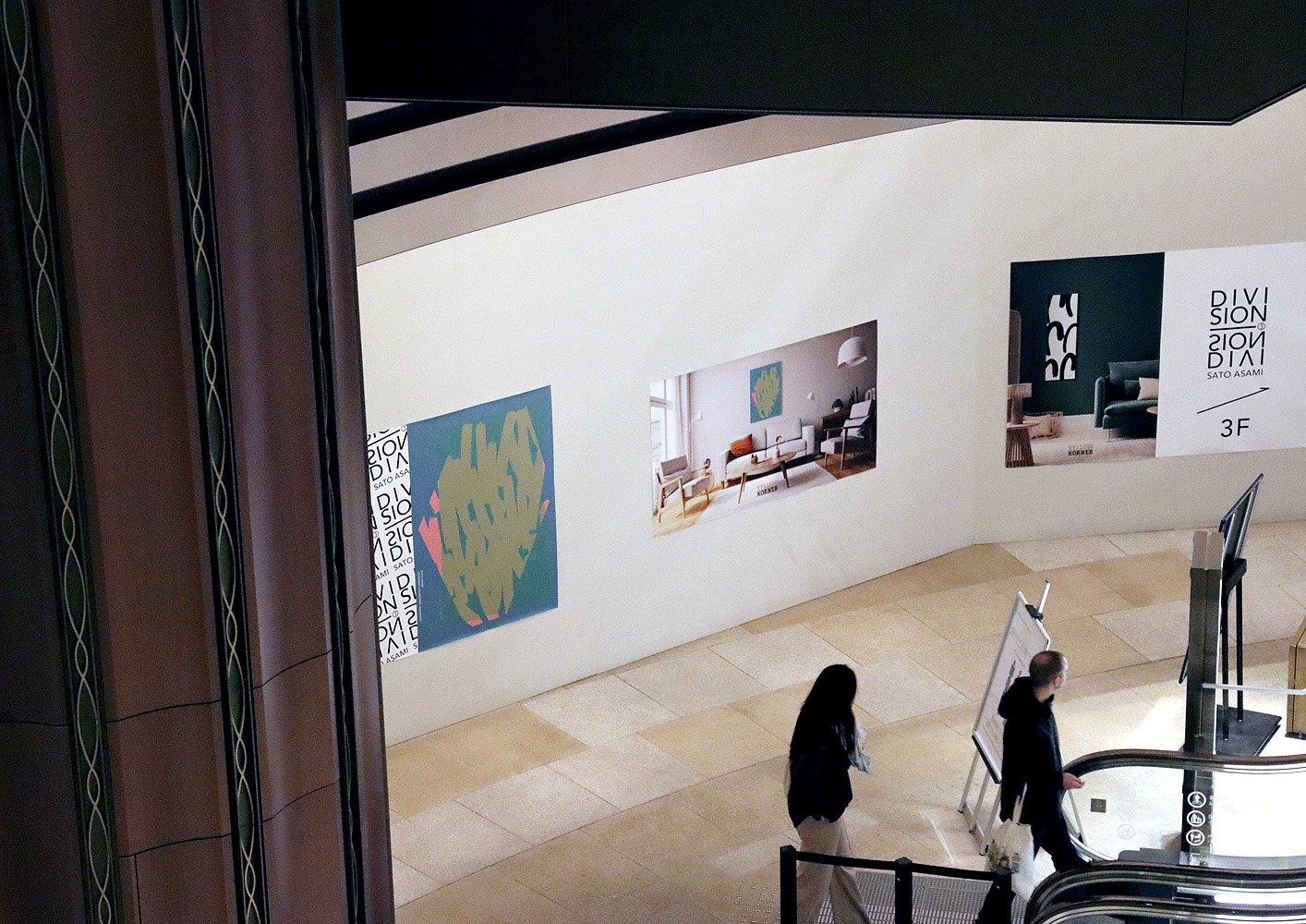 東京ミッドタウン日比谷の地下コンコースにて、SATO ASAMI「DIVISION」シリーズのアートを配置したアートウォール。通行者の動線に沿って構成。Art wall featuring works from SATO ASAMI’s “DIVISION” series, installed along the concourse of Tokyo Midtown Hibiya to align with pedestrian flow.