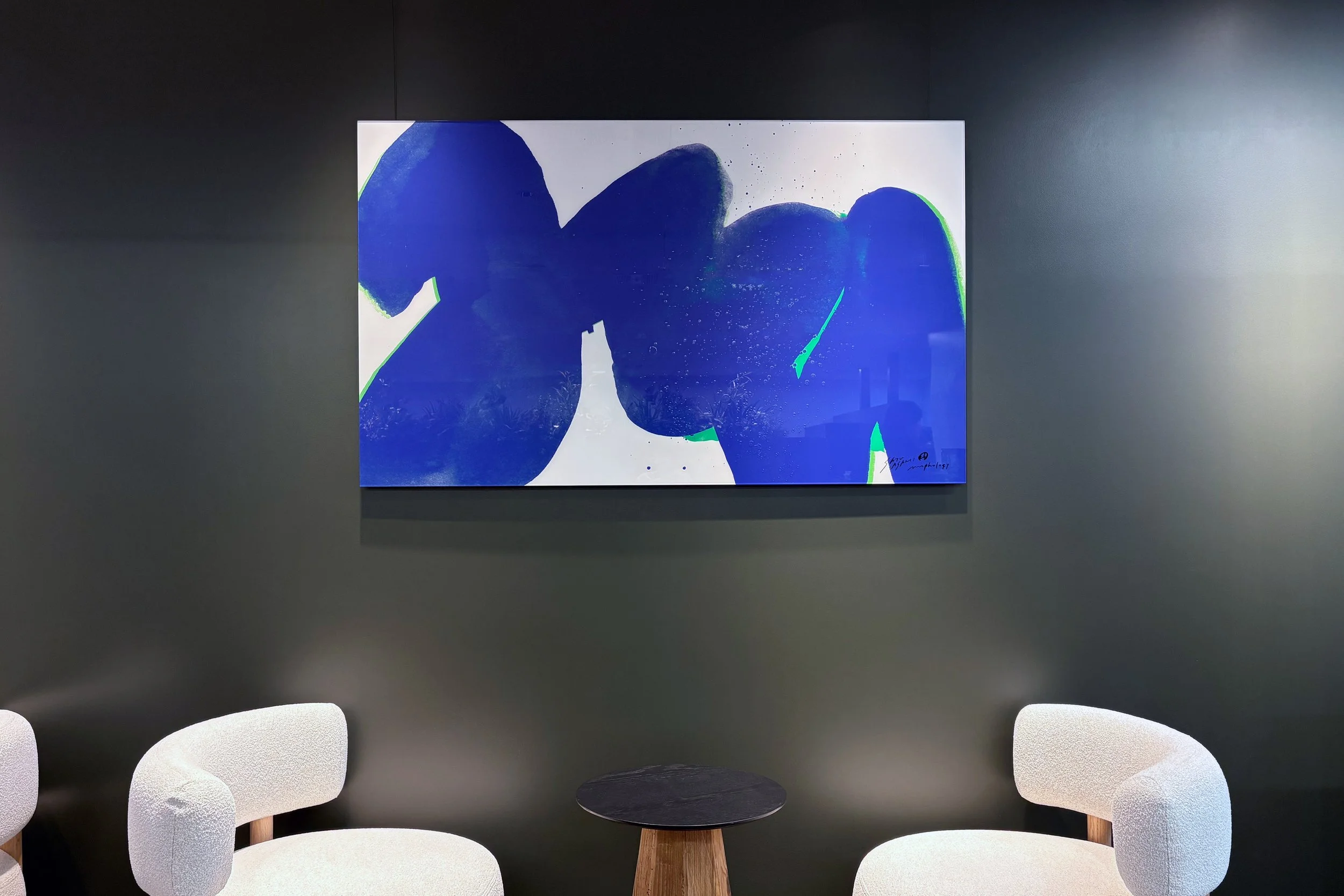 アーティスト・サトウアサミ（SATO ASAMI）による、オフィス空間のためのサーフェスデザイン。濃緑の壁面に、深いブルーの独創的なグラフィックが空間の象徴として描かれています。