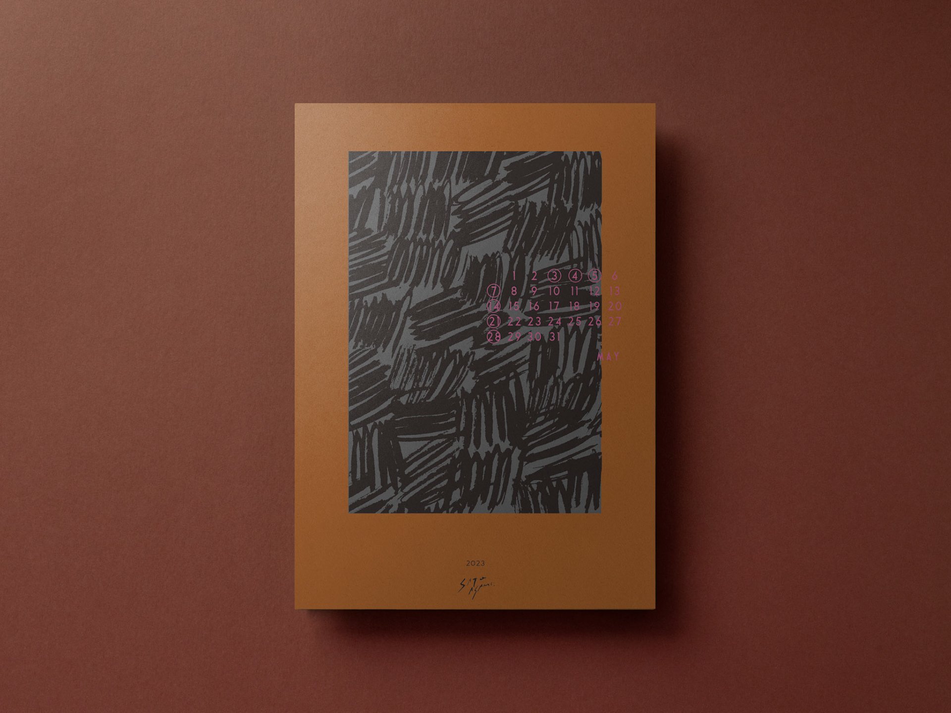 黒の抽象パターンにピンクの数字が重なる、サトウアサミによる2023年5月のアートカレンダー。Abstract black pattern overlaid with pink calendar numbers — Art calendar for May 2023 by Asami Sato.