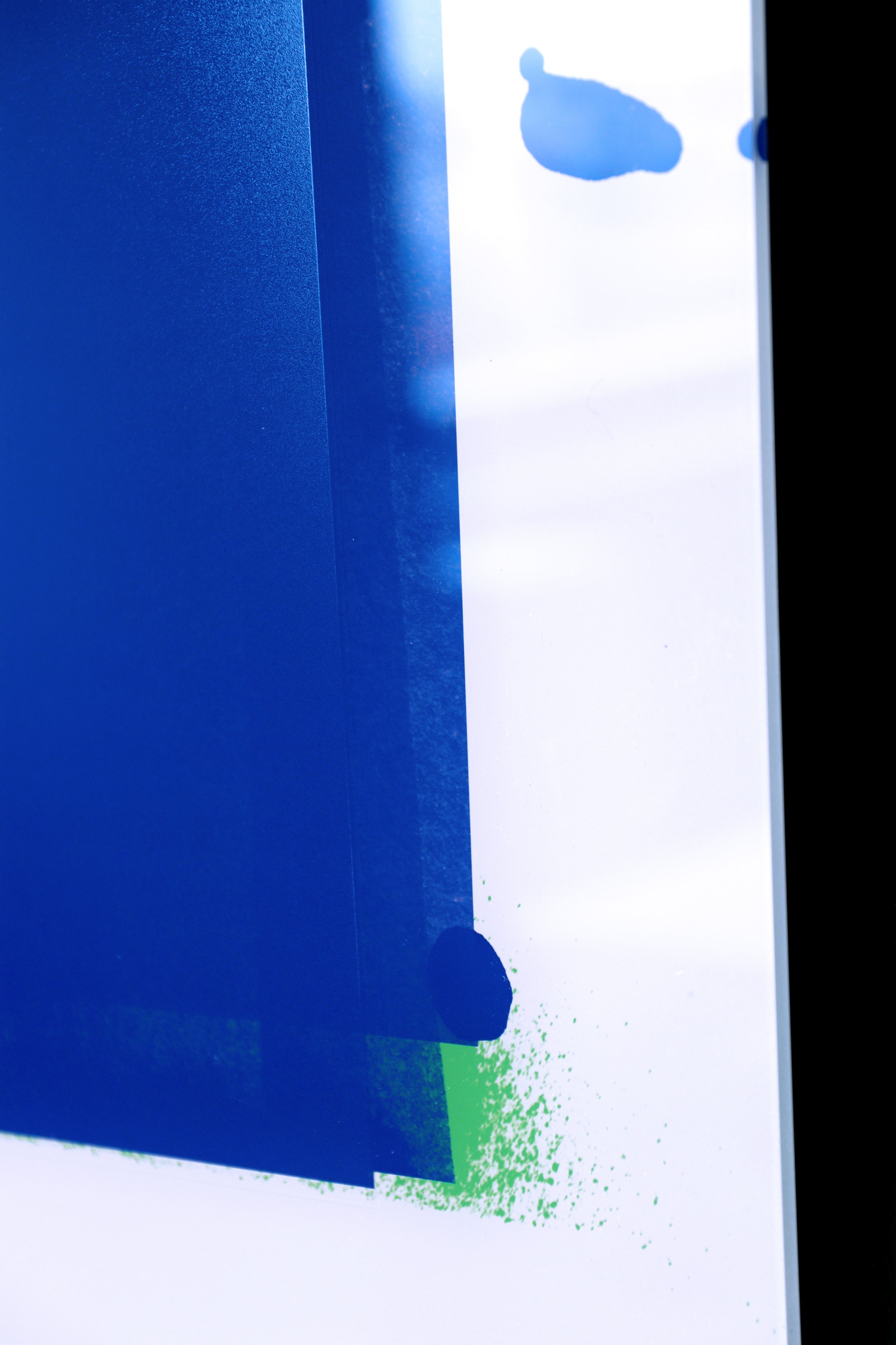 サトウアサミ（SATO ASAMI）によるサーフェスデザインの細部。鮮やかなブルーのインクが重なり、端に見えるグリーンのスプレーと青い飛沫が、作品にライブ感と奥行きを与えています。