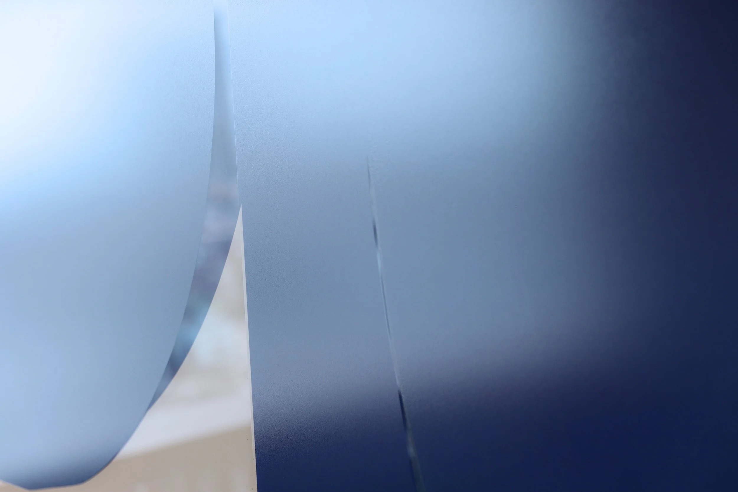 サトウアサミのアートワークにおける繊細な色面の重なり。マットな質感の中に現れる光の反射と、鋭いラインが交差する抽象的な美しさ。