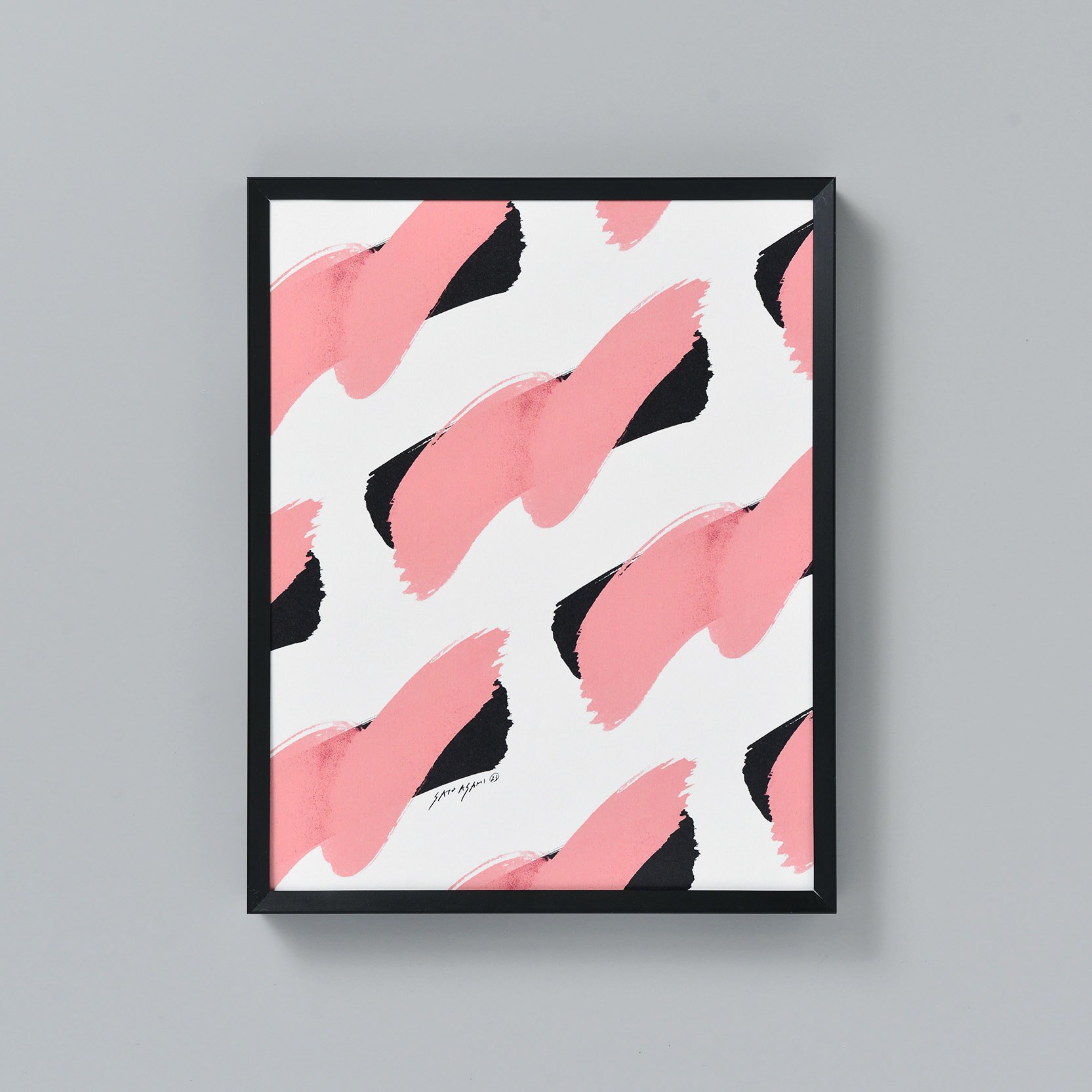 サトウアサミによるピンクと黒の筆跡が繰り返された、額装されたポスター作品。Framed poster featuring a repeated pink and black abstract brushstroke design by Asami Sato.