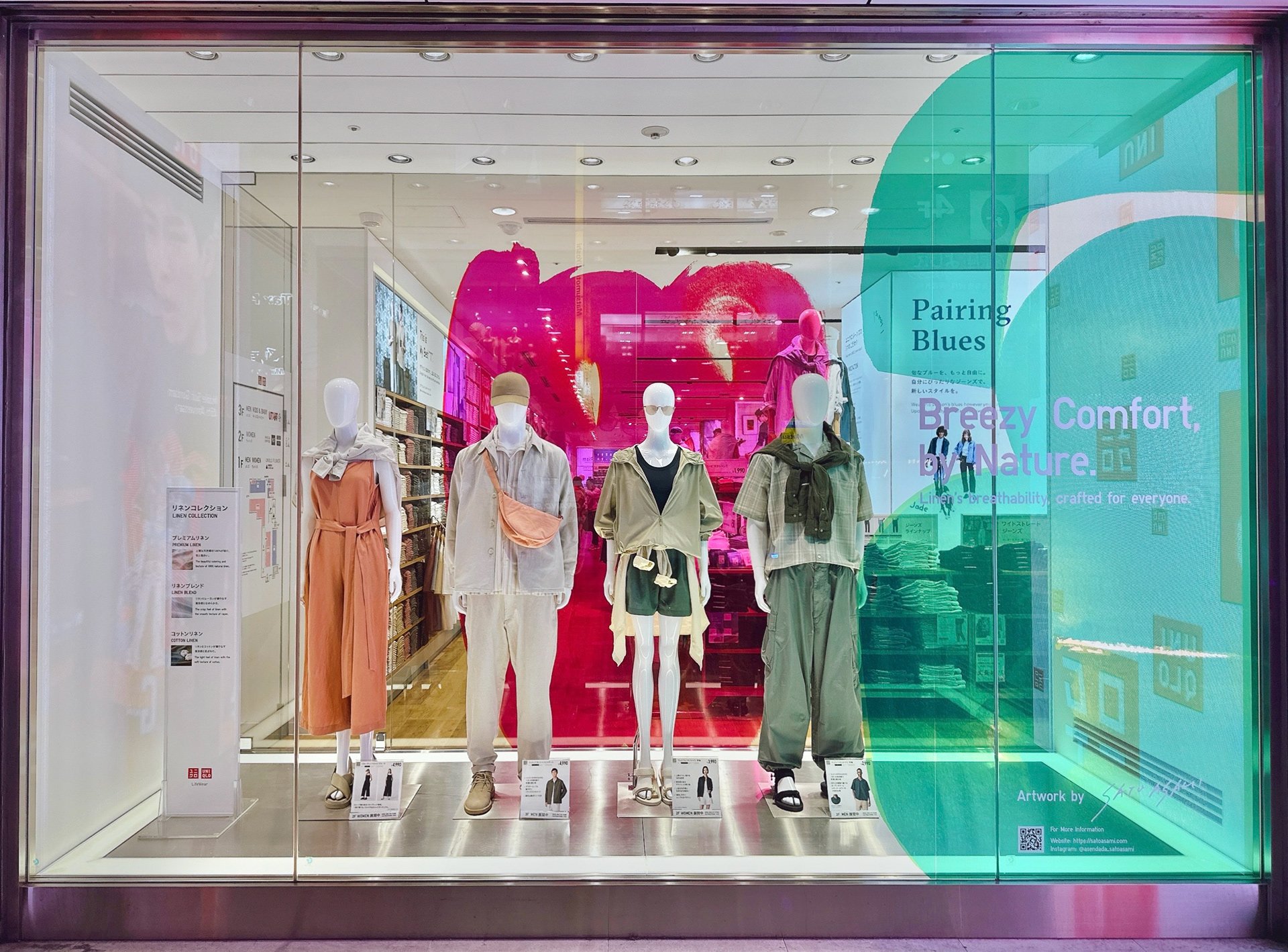 鮮やかなピンクとグリーンのアートを背景に、ユニクロの2025年春夏リネンコレクションを展示したウィンドウ(アートワーク:サトウアサミ)UNIQLO window display with vibrant pink and green backdrop showcasing the 2025 Spring/Summer linen collection (Artwork by Asami Sato)