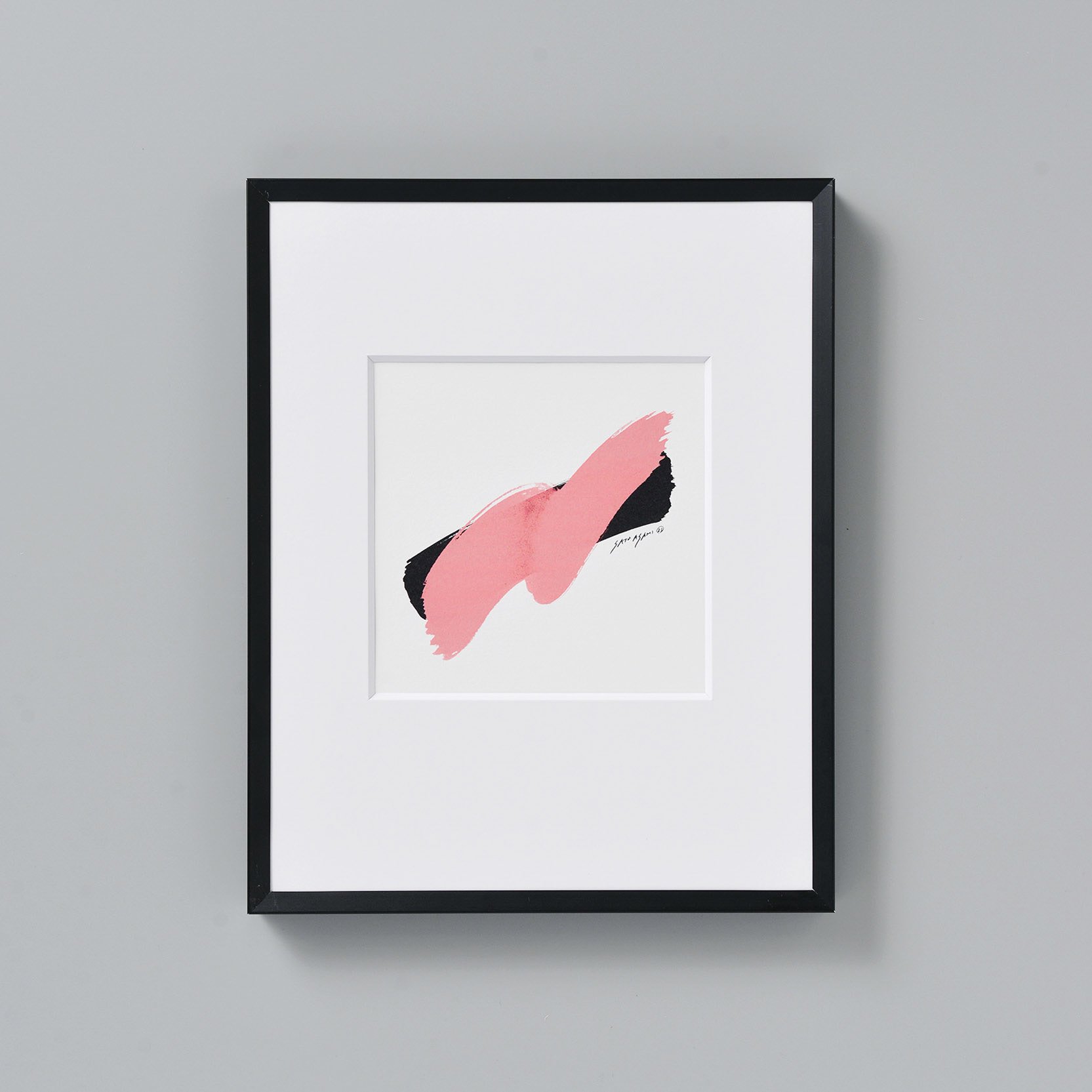 サトウアサミによるピンクと黒の筆跡を描いた小さな額装作品。Small original artwork in a black frame, featuring Asami Sato's expressive pink and black brushstroke.