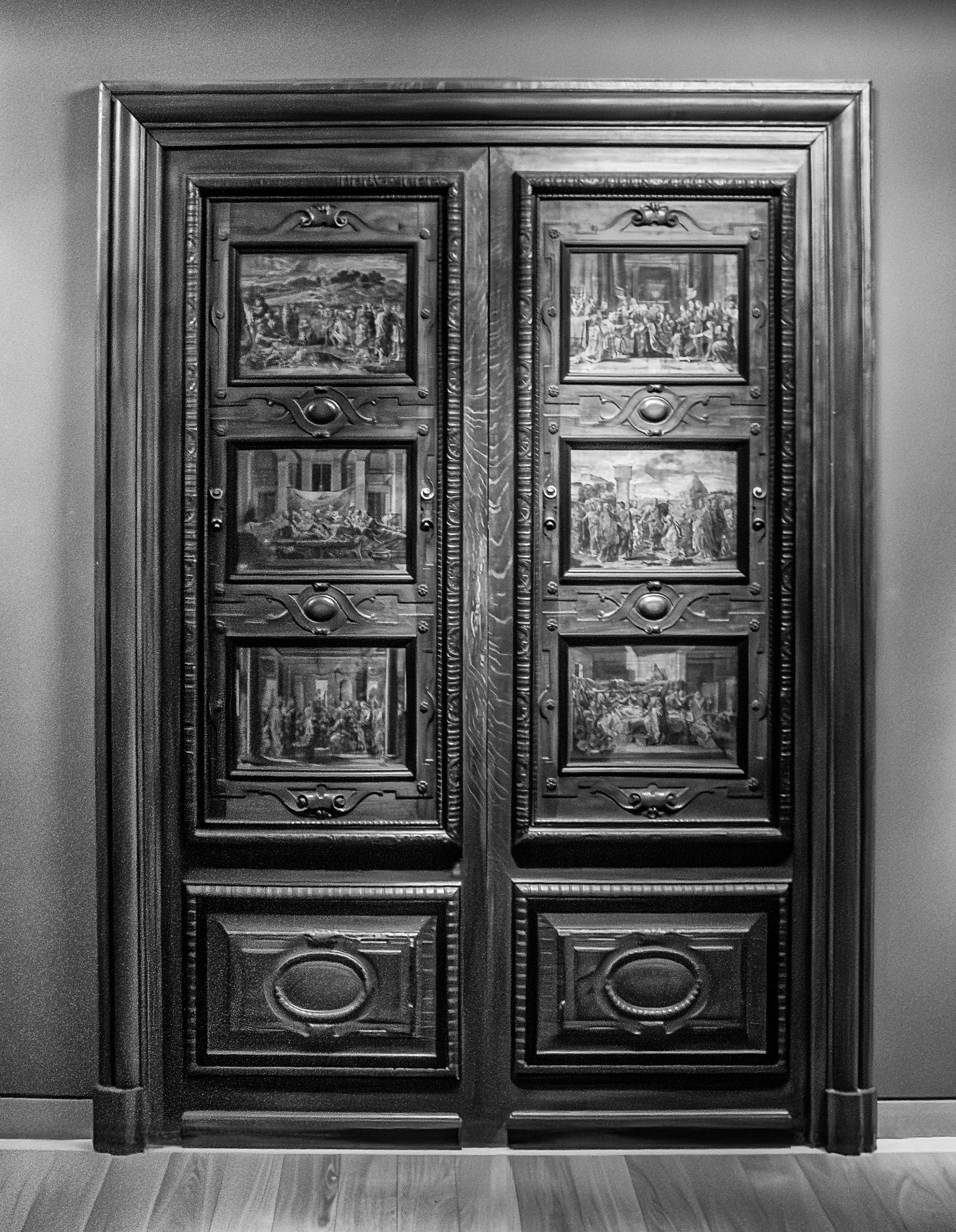 Louve interior door B&W.jpg