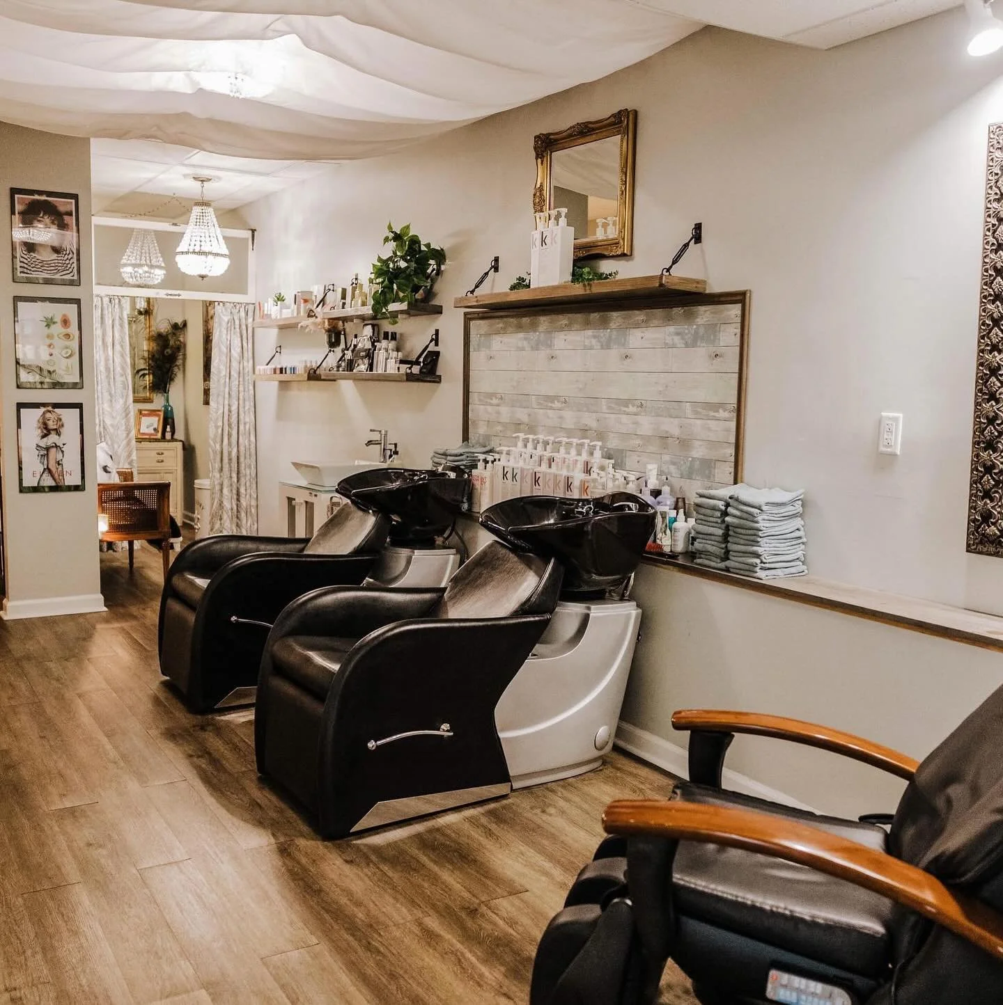 My favorite corner of the salon&mdash;the shampoo room ✨
The perfect space to relax, reset, and treat your hair to something extra 💆&zwj;♀️

Quick tip: Focus shampoo on your scalp and let it rinse through your ends&mdash;over-washing the lengths can