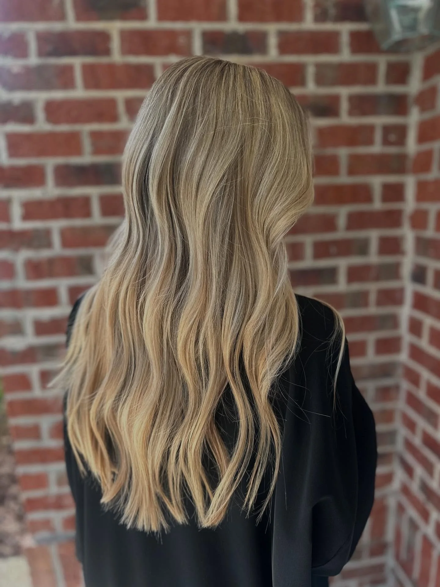 Sun-kissed dimension, custom-crafted right here in Wilmington ✨ This effortless blonde is all about natural brightness and lived-in beauty that grows out seamlessly.