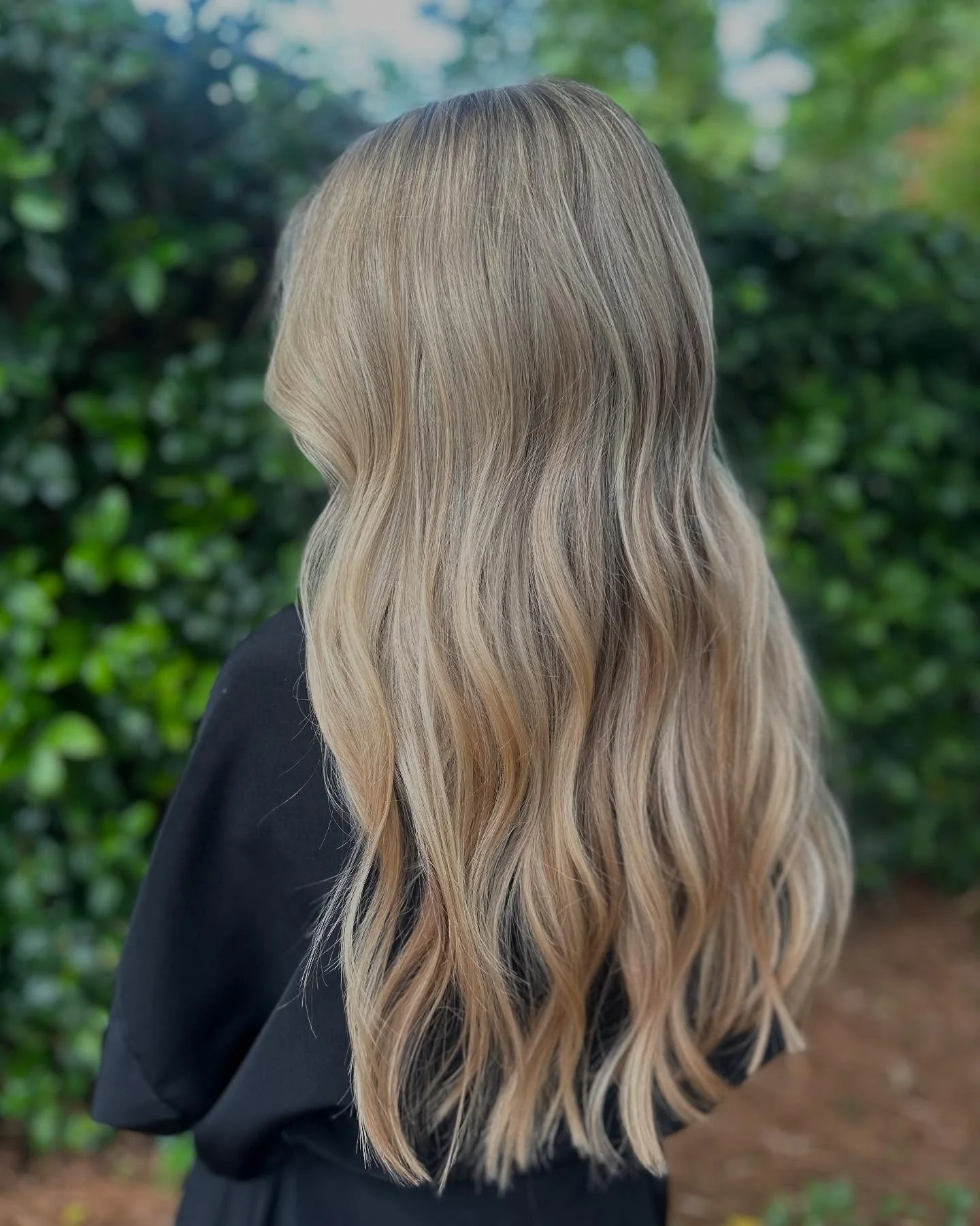 From dull and uneven to bright, dimensional, and effortlessly blended. This transformation was all about refreshing old color, softening the grow-out, and creating a seamless blonde that feels light and lived-in. Perfectly tailored for summer-ready h