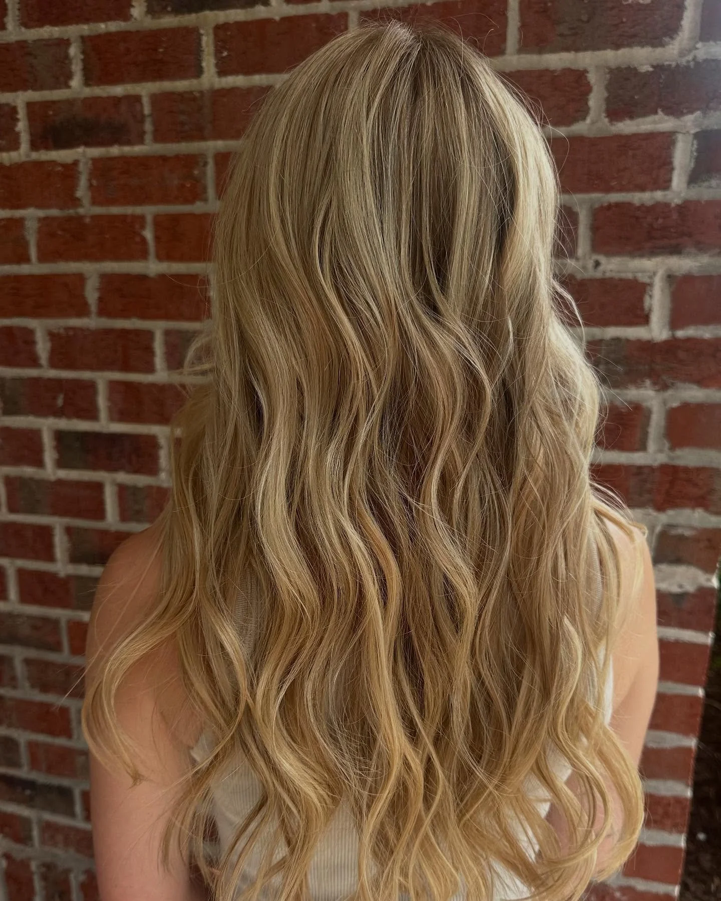 ✨ Effortless waves + dimensional blonde = a match made in hair heaven 💫
Blended, soft, and ready for any season 🤍