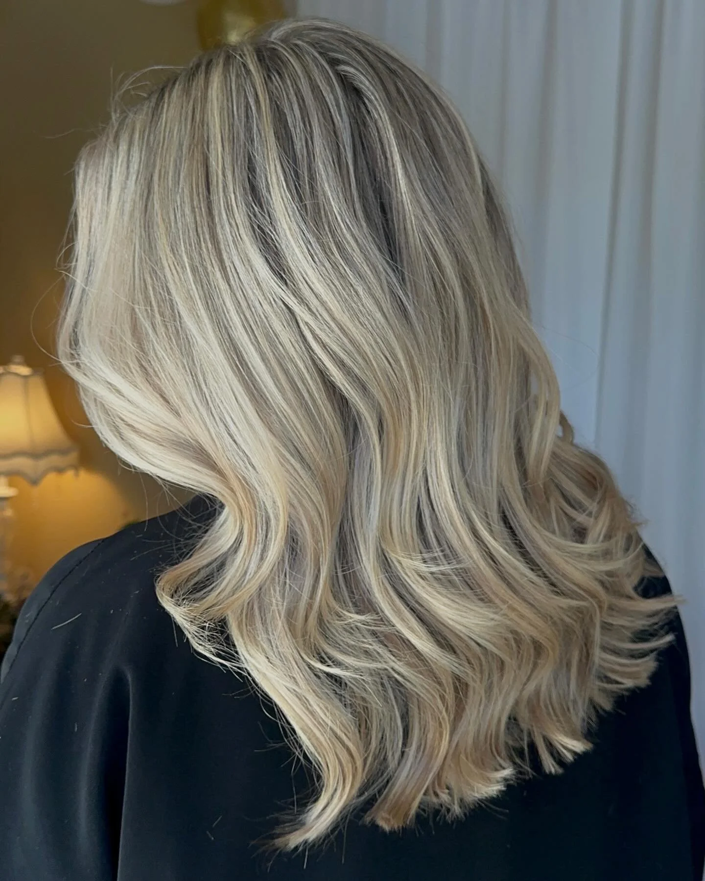 Blonde made just for you ✨
Every highlight placement, tone, and curl pattern is customized in my cozy suite so your color fits your lifestyle (and your glow).
Your hair, but better 🤍